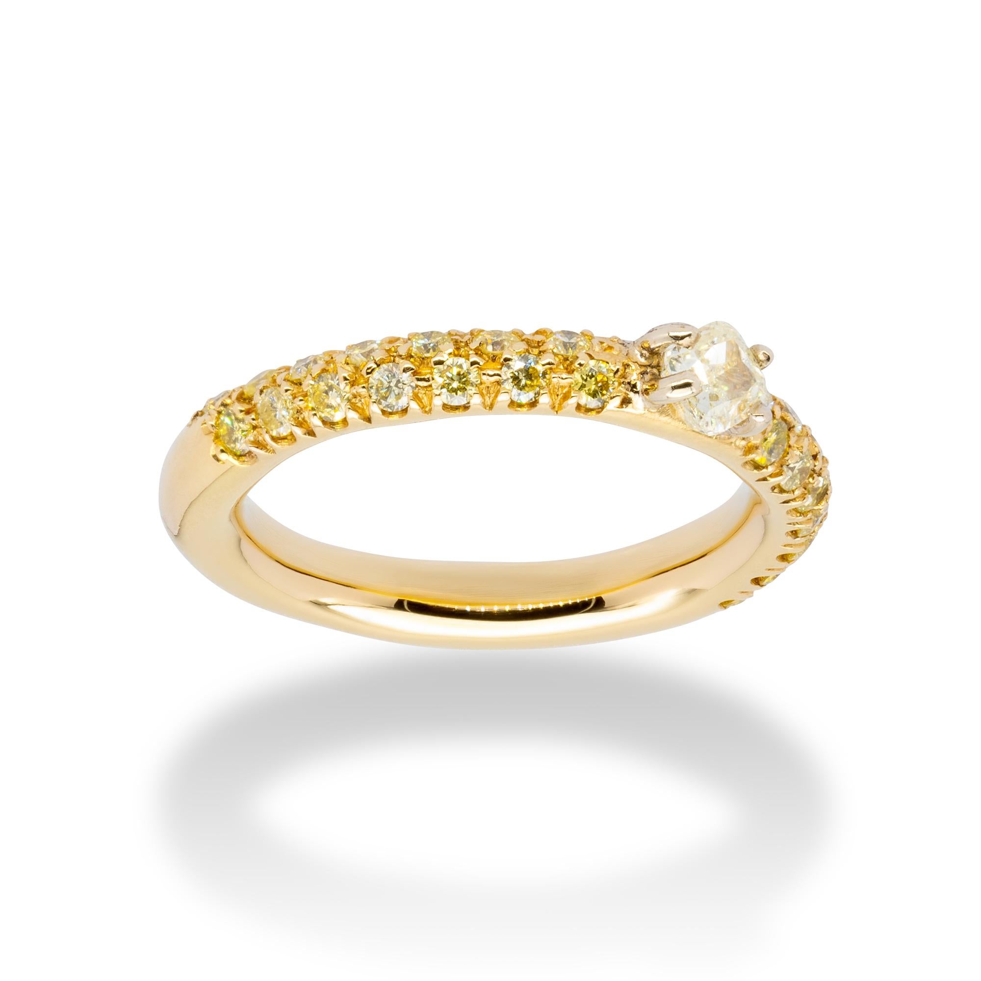 A Ring from d'Avossa Sunshine Collection in yellow 18 kt gold with a pavé of 0.65 cts of fancy yellow natural diamonds and a central fancy natural diamond of 0.38 cts
1.03 carats total diamond weight. 
This Ring has been designed to be worn alone,