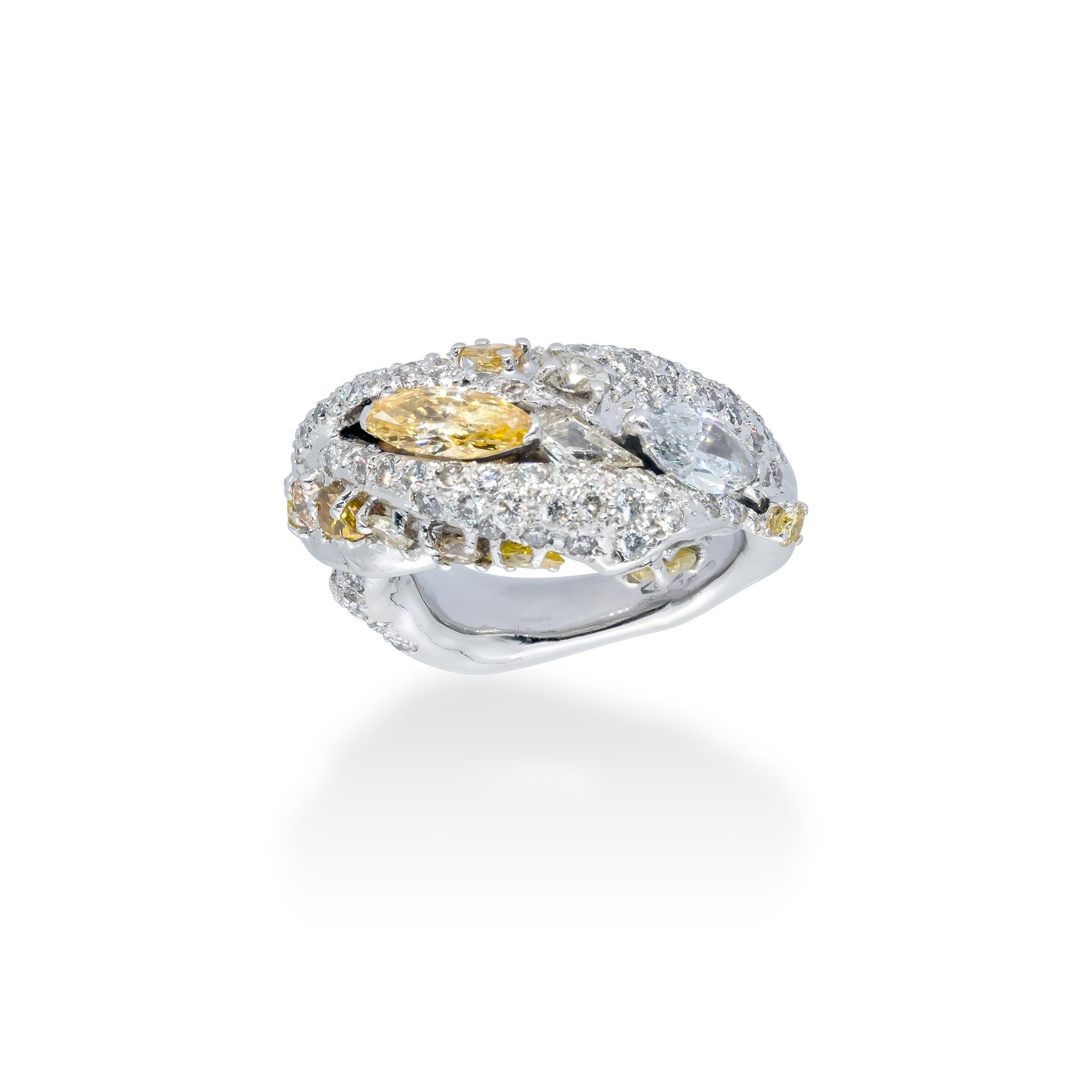 d'Avossa Ring with White and Fancy Yellow Marquise Cut Diamonds In New Condition For Sale In Roma, IT