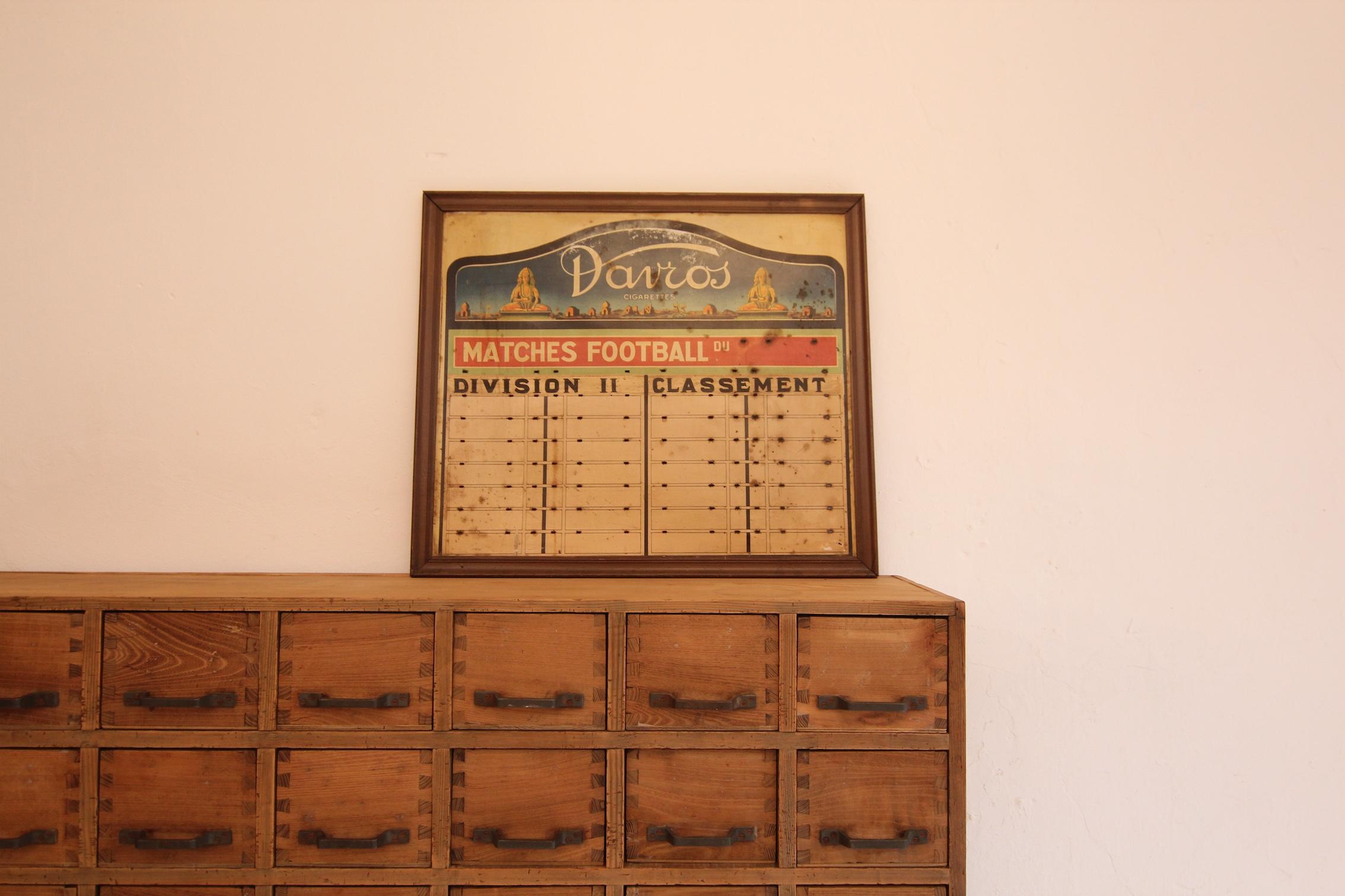 Rare advertising sign for the cigarette brand ‘Davros’ with a schedule/results overview for Division II football matches, the second Belgian league. Belgium, first half of the 20th century.

Printed metal sign in a wooden moulded frame.

The upper
