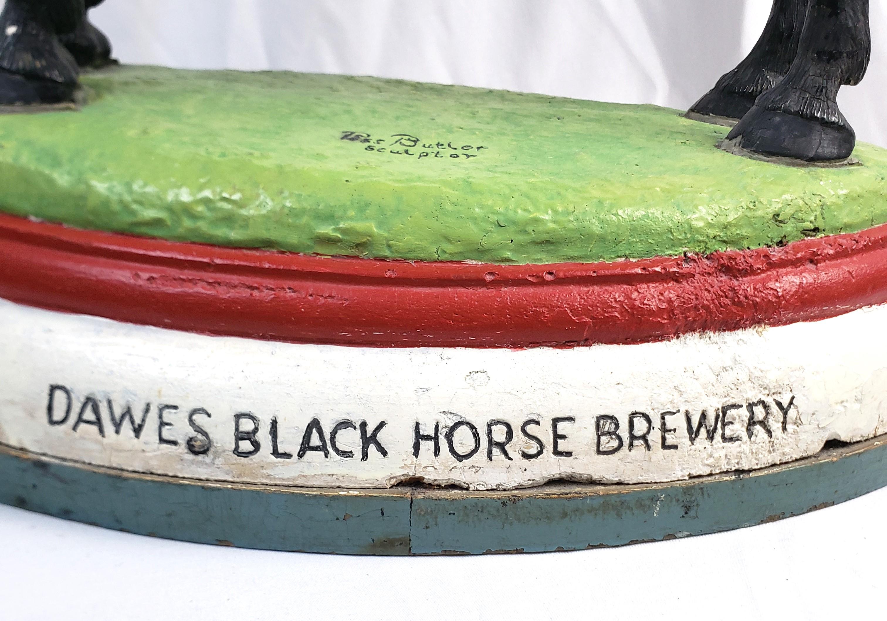 Dawes Schwarzes Pferd Brewery Großes Skulpturales Lampensockel aus gegossenem Werbepferd (20. Jahrhundert) im Angebot