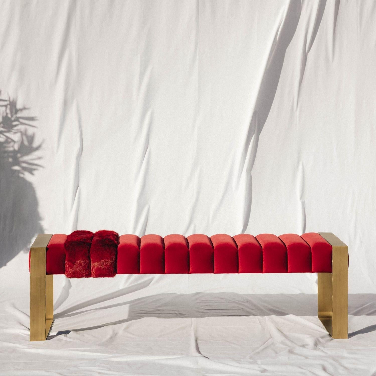 Mid-Century moderno Panchina Dawn, rivestimento in velluto e gambe in ottone, realizzata a mano in Portogallo da Duistt in vendita