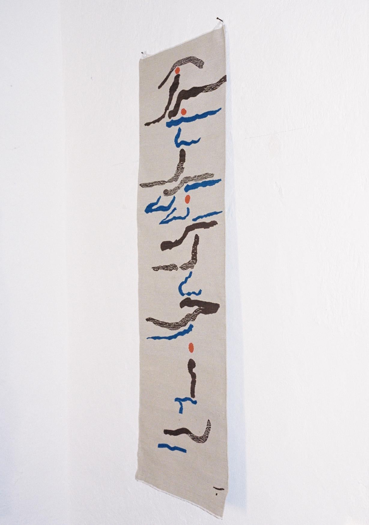 Appendiabiti in lana a trama piatta in edizione limitata (2 di 4) dal design contemporaneo di Salma Barakat. Realizzato a mano in Egitto in collaborazione con un'organizzazione di beneficenza che dà potere alle donne formandole alla tessitura e