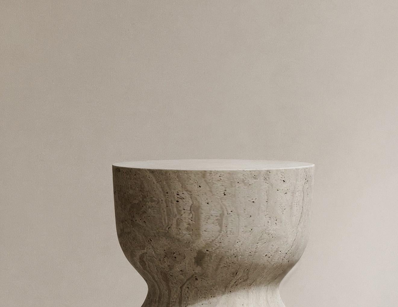 Moderno Piedistallo Dawn in travertino Navona di Paloma Editions in vendita