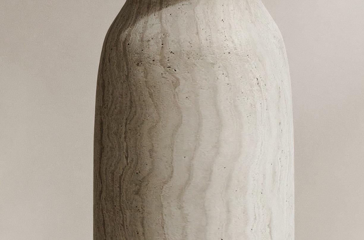 Italiano Piedistallo Dawn in travertino Navona di Paloma Editions in vendita