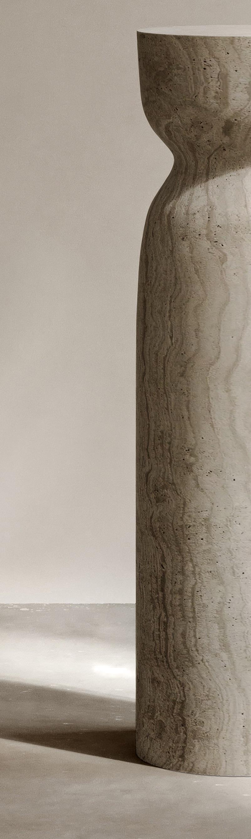 Piedistallo Dawn in travertino Navona di Paloma Editions In condizioni Nuovo in vendita a Geneve, CH