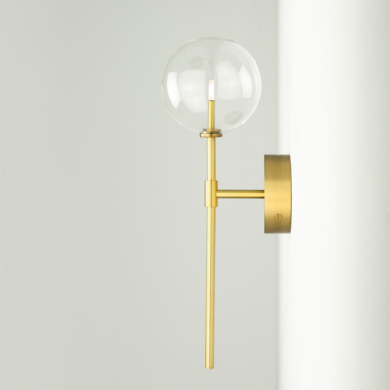Aplique de pared Dawn de latón simple by Schwung 
Dimensiones: An 19 x Pr 15 x Al 50,4 cm
Materiales: Latón natural, globos de cristal soplados a mano

Acabados disponibles: Negro gunmetal, níquel pulido
Otros tamaños disponibles

Schwung es