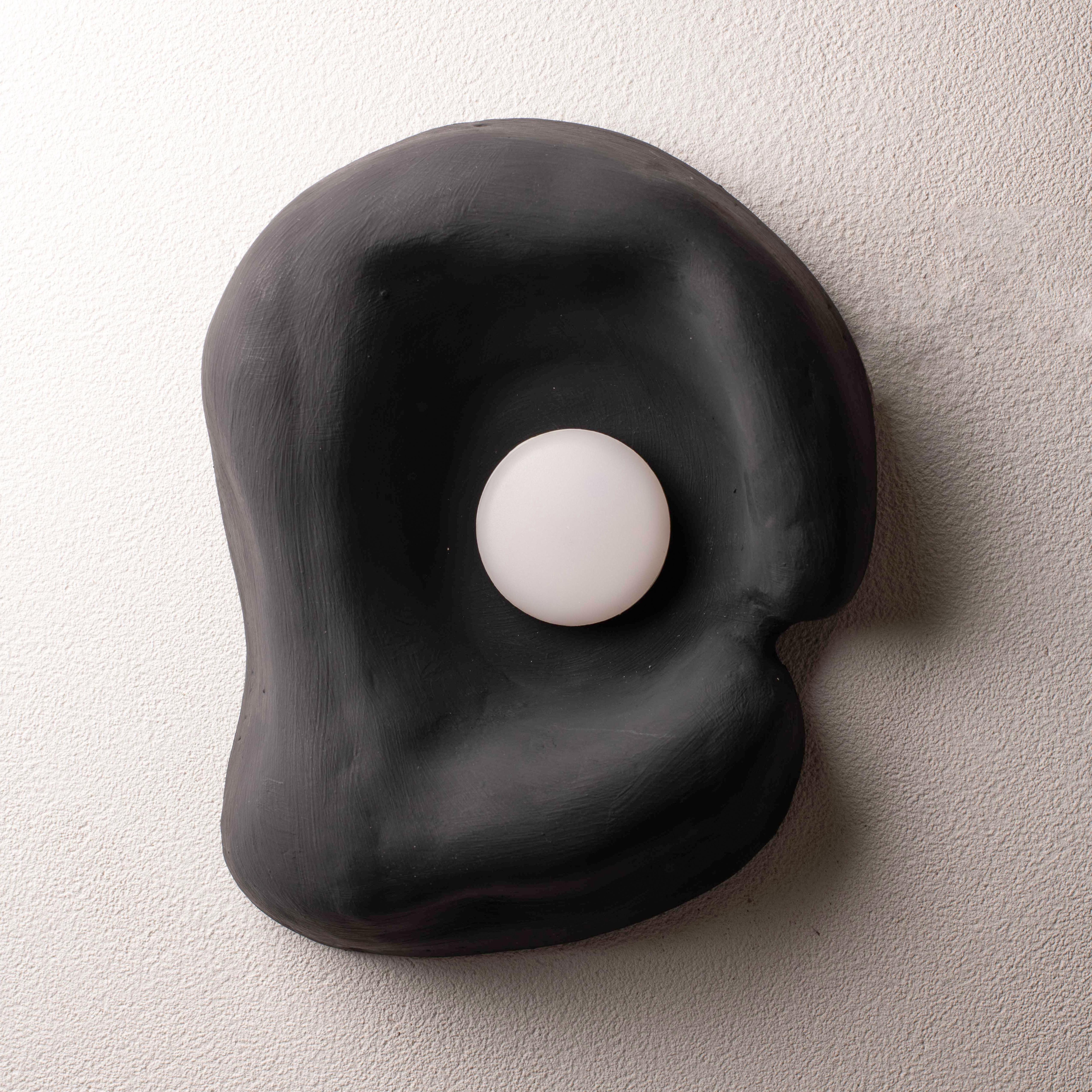 Lámpara de pared Dawn de Harshita Jhamtani Designs
Hecho a mano
Dimensiones: P 5 x An 22,9 x Al 28 cm
Materiales: Arcilla.

Disponible en blanco huevo o negro carbón.

Te presentamos nuestro Aplique Escultórico - Amanecer,  una pieza impresionante
