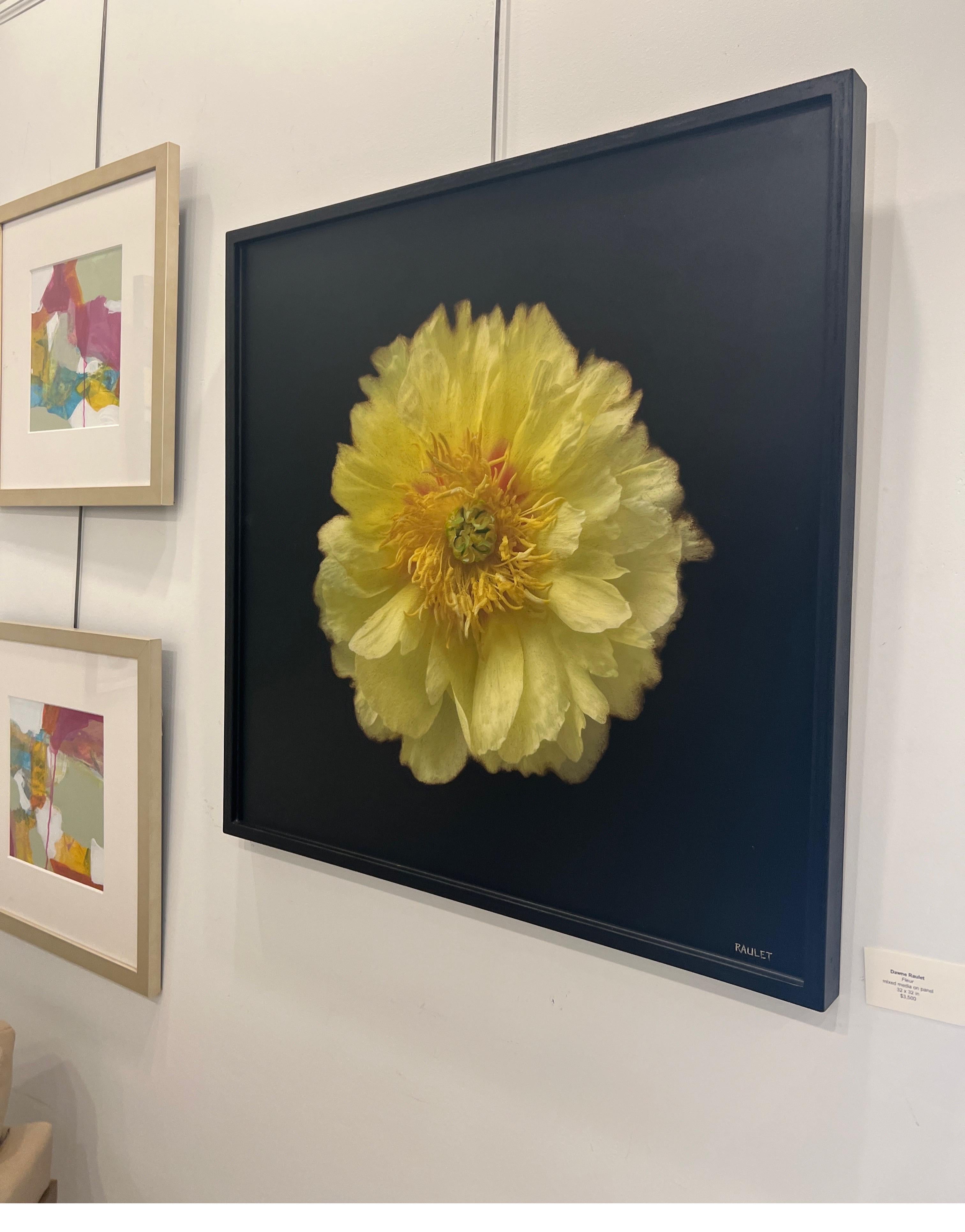 Petite Fleur by Dawne Raulet, zeitgenössische gelbe Mischtechnik-Blume im Angebot 4