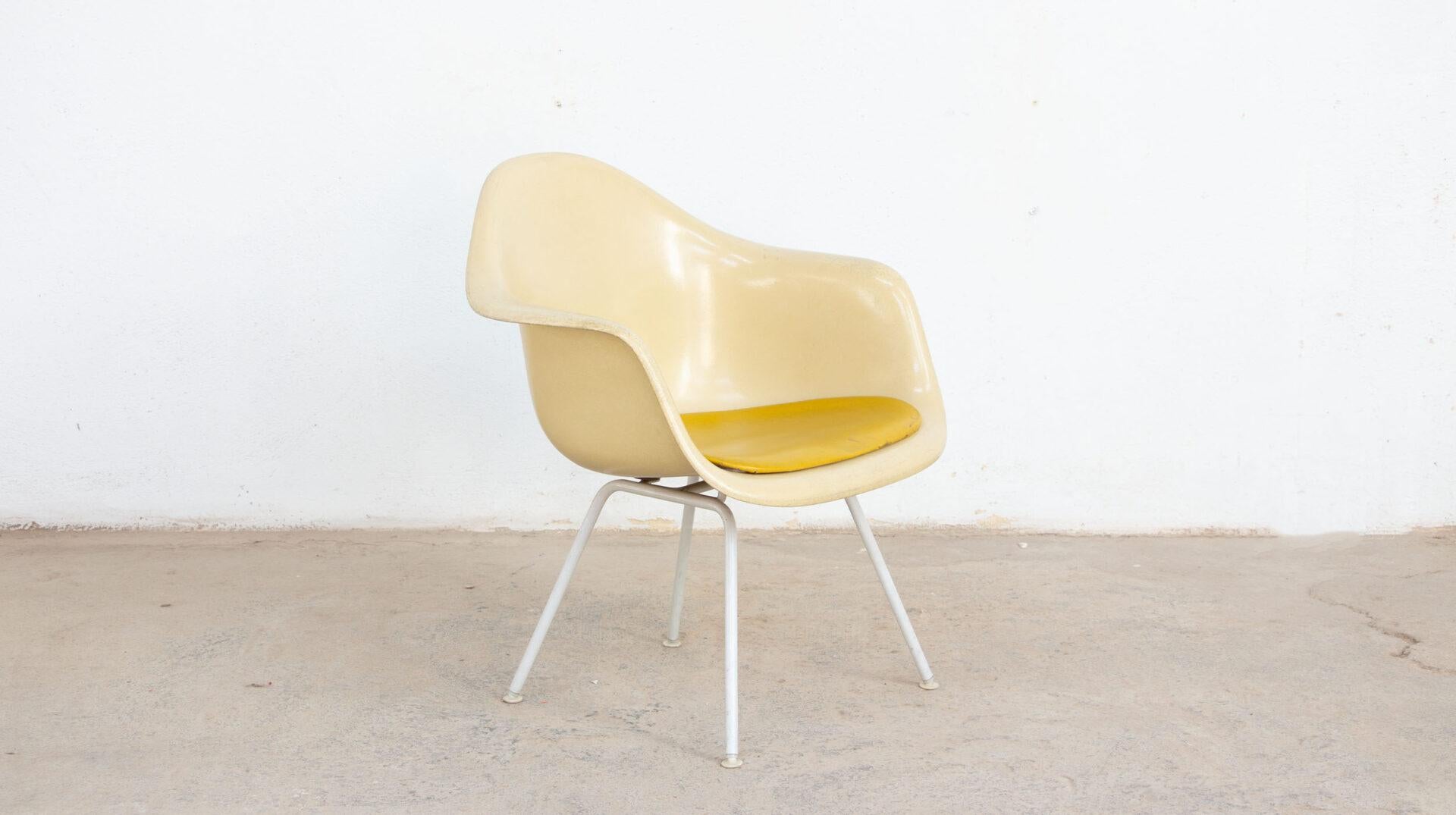 Poltrona DAX di Charles e Ray Eames, edizione vintage Vitra in fibra di vetro.

Timbro V Vitra, anno del modello 80.

Bellissima densità di fibre. Colore pergamena.
Schockmounts in ottime condizioni.
Modello con cuscino in vinile giallo.

Base DAX