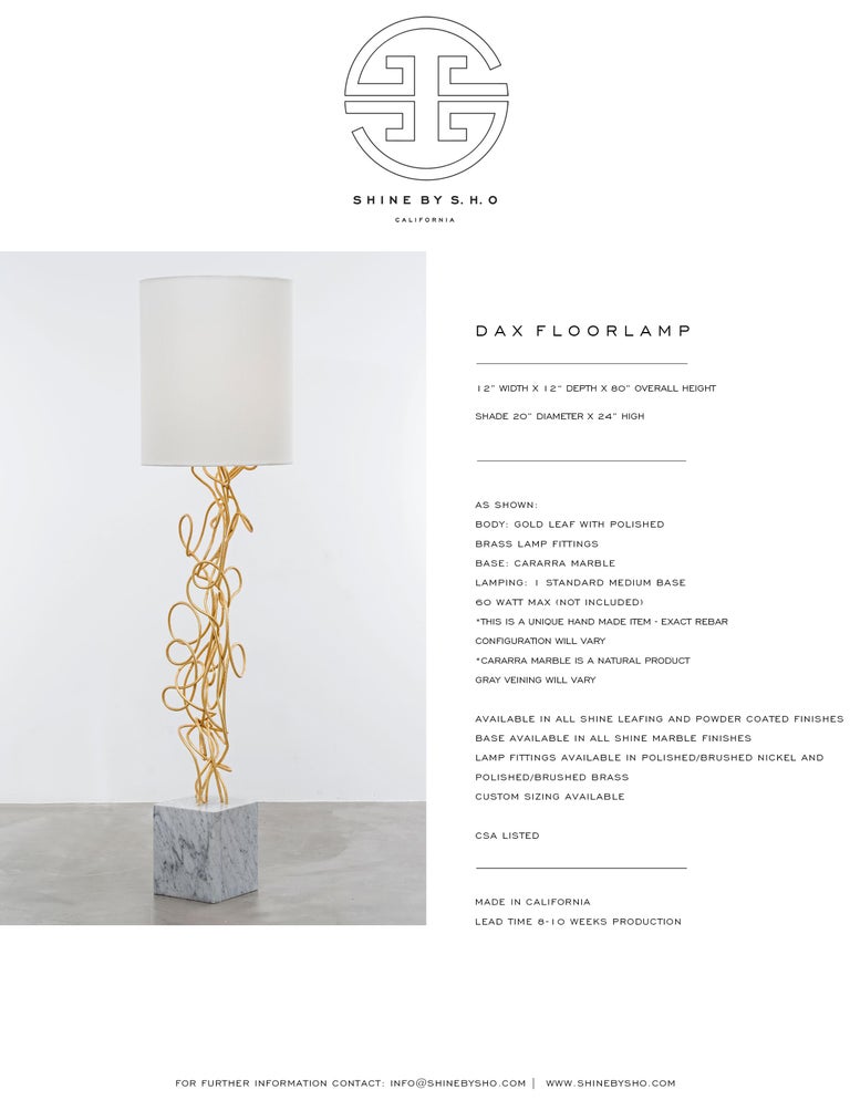 DAX FLOOR LAMP - Lampadaire moderne torsadé à la main en feuille d'or avec  base en marbre de Carrare En vente sur 1stDibs