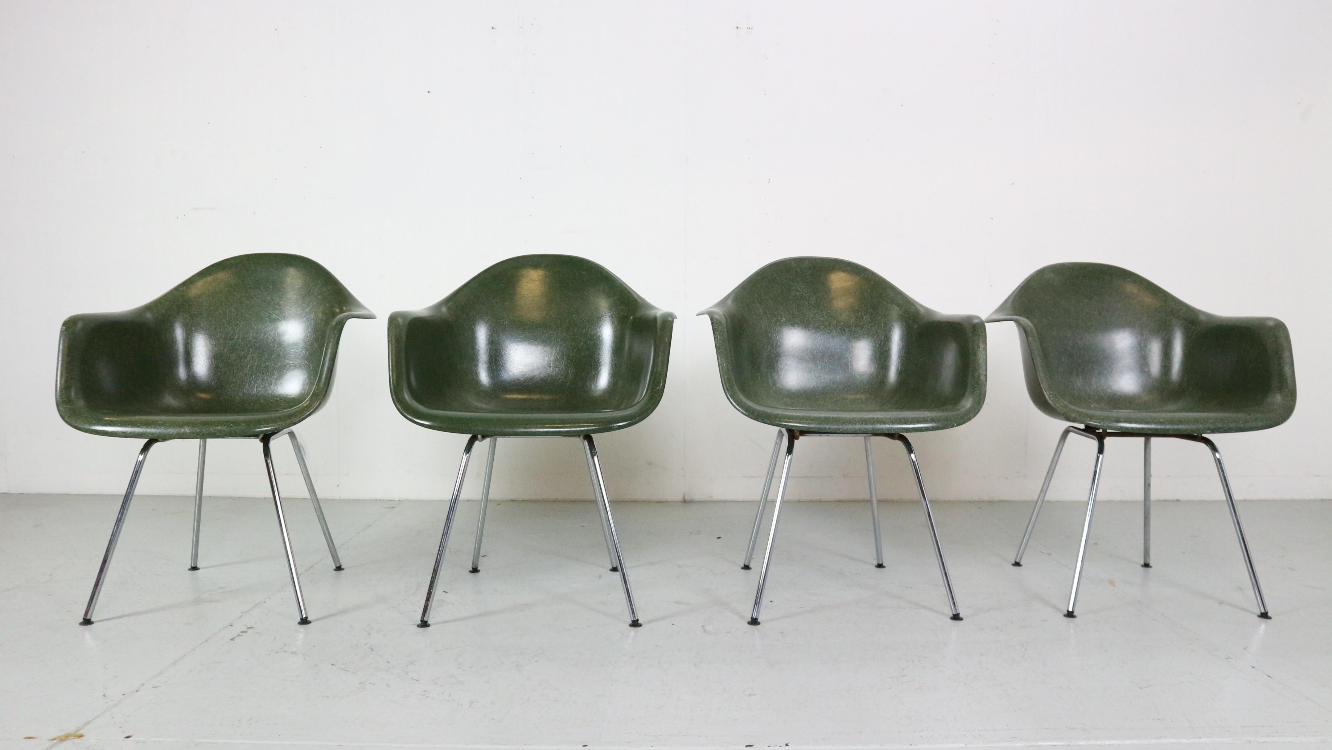 Satz von 4 Esszimmerstühlen, entworfen von Charles und Ray Eames und hergestellt in den Vereinigten Staaten von Herman Miller im Jahr 1955. 

Die 