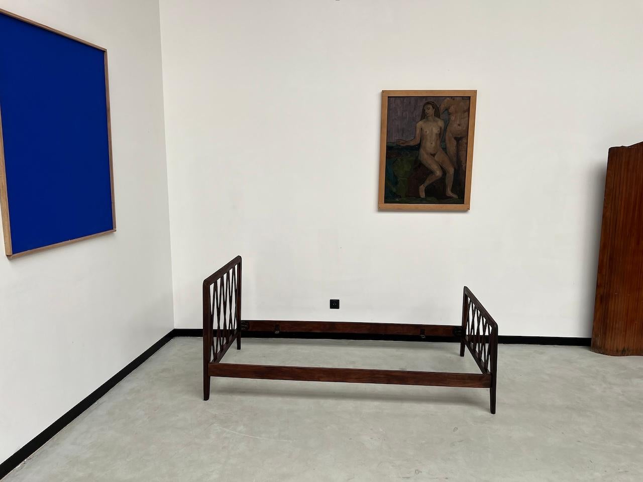 This single bed frame has been completely restored by us. Its exterior dimensions are L196 X D98 X H85 cm. You will need to add either a slatted base or a wooden board measuring 180 x 90 cm as well as a mattress. The bed can be dismantled in 5