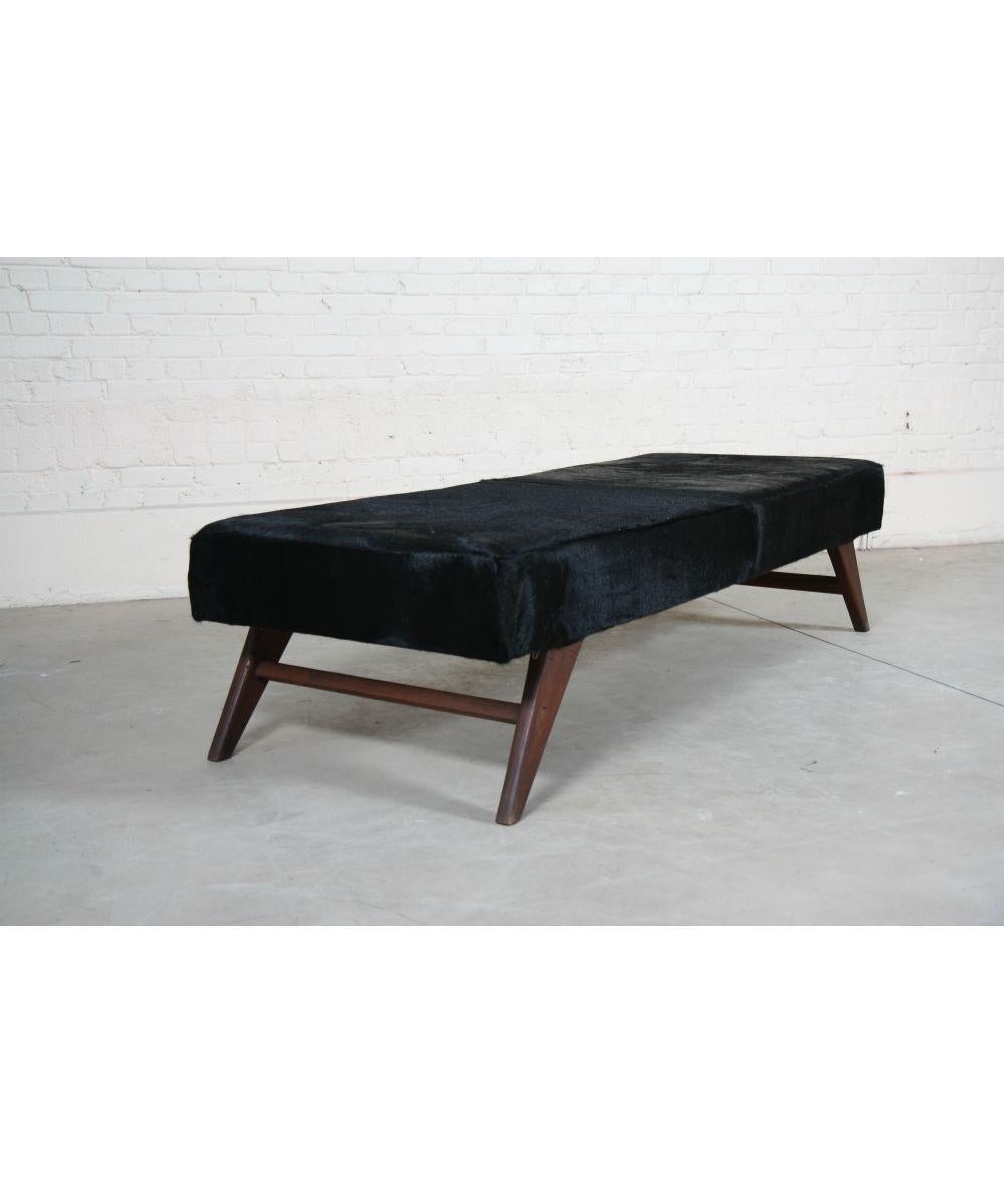 Daybed upholstered with a black horse hair skin of very good quality resting on compass type legs.
Restoration of use and maintenance.

Dimensions: Height 50, width 200, depth 78 cm
Provenance: Chandigarh Private House, India.