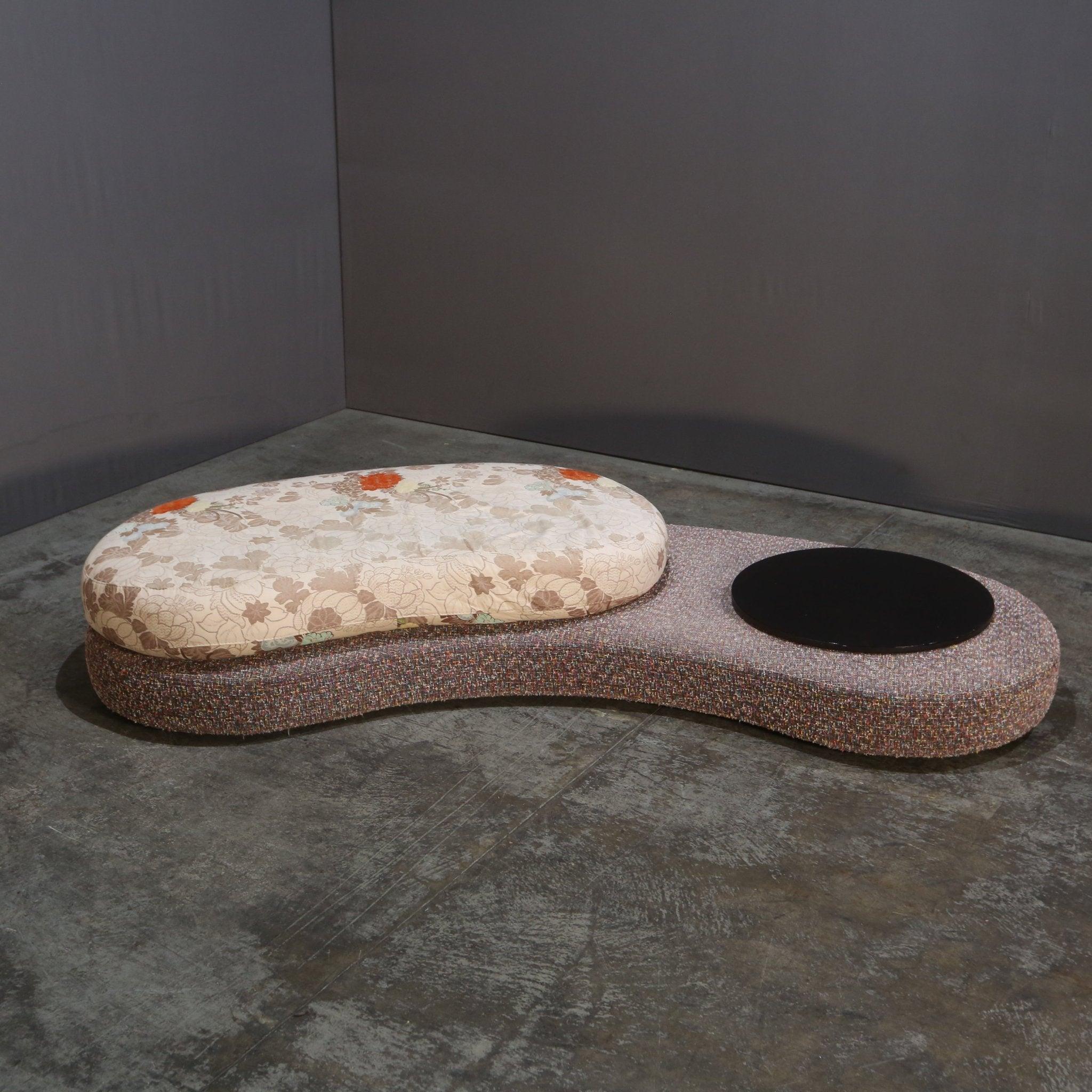 Le lit de jour de Roche Bobois est le nec plus ultra en matière de luxe et de polyvalence. Cette pièce étonnante est le complément parfait de tout espace de vie, offrant à la fois confort et style. Fabriqué avec les meilleurs matériaux et une