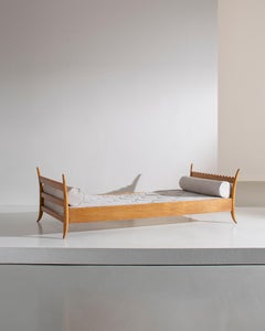 Letto da giorno in legno massiccio di frassino. Lo stilista Franco Buzzi degli anni '40