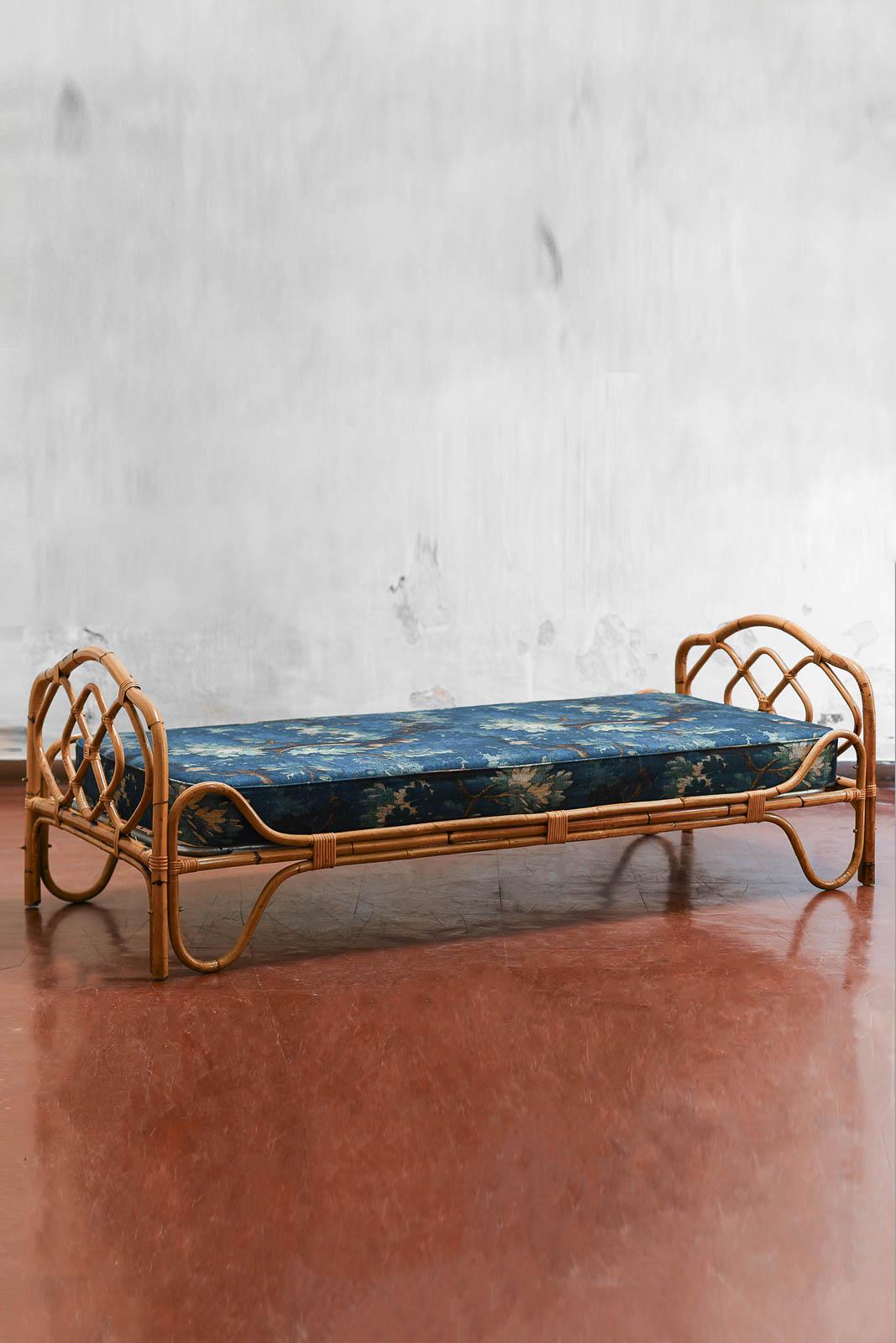 Lit de jour en osier, années 1970 
Détails du produit
Dimensions : 200 L x 68 H x 93 D cm
Le matelas/coussin n'est pas inclus, le prix se réfère au lit de jour sans le coussin. Si vous souhaitez acheter également le coussin, veuillez nous