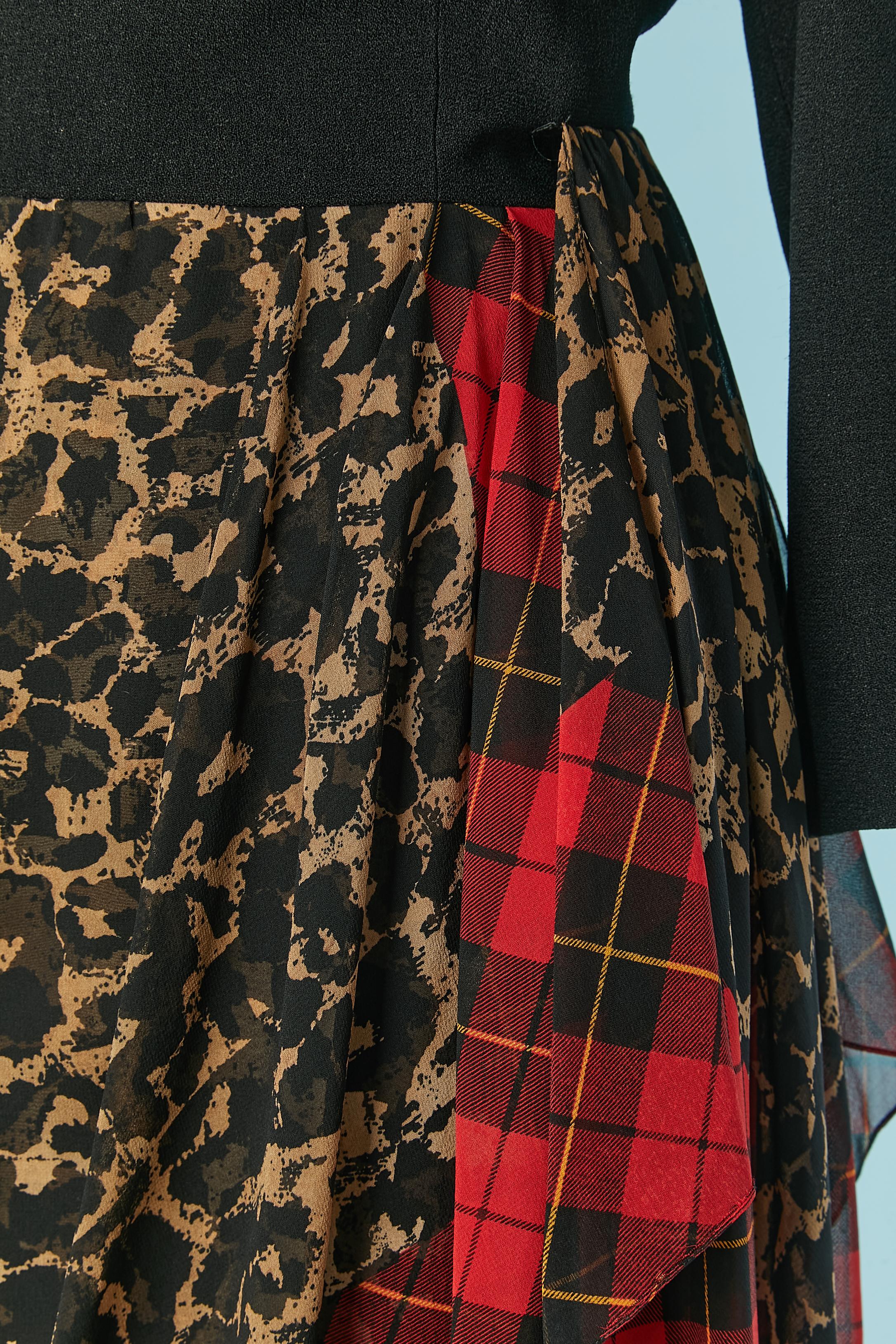 Day dress in black crêpe and silk printed chiffon bottom. Top fabric composition: 63% tri-acetate, 37% rayon. Bottom: 100% silk. No indication about the lining composition but it's probably rayon. 
Zip and hook&eye closure on the middle back. Thin