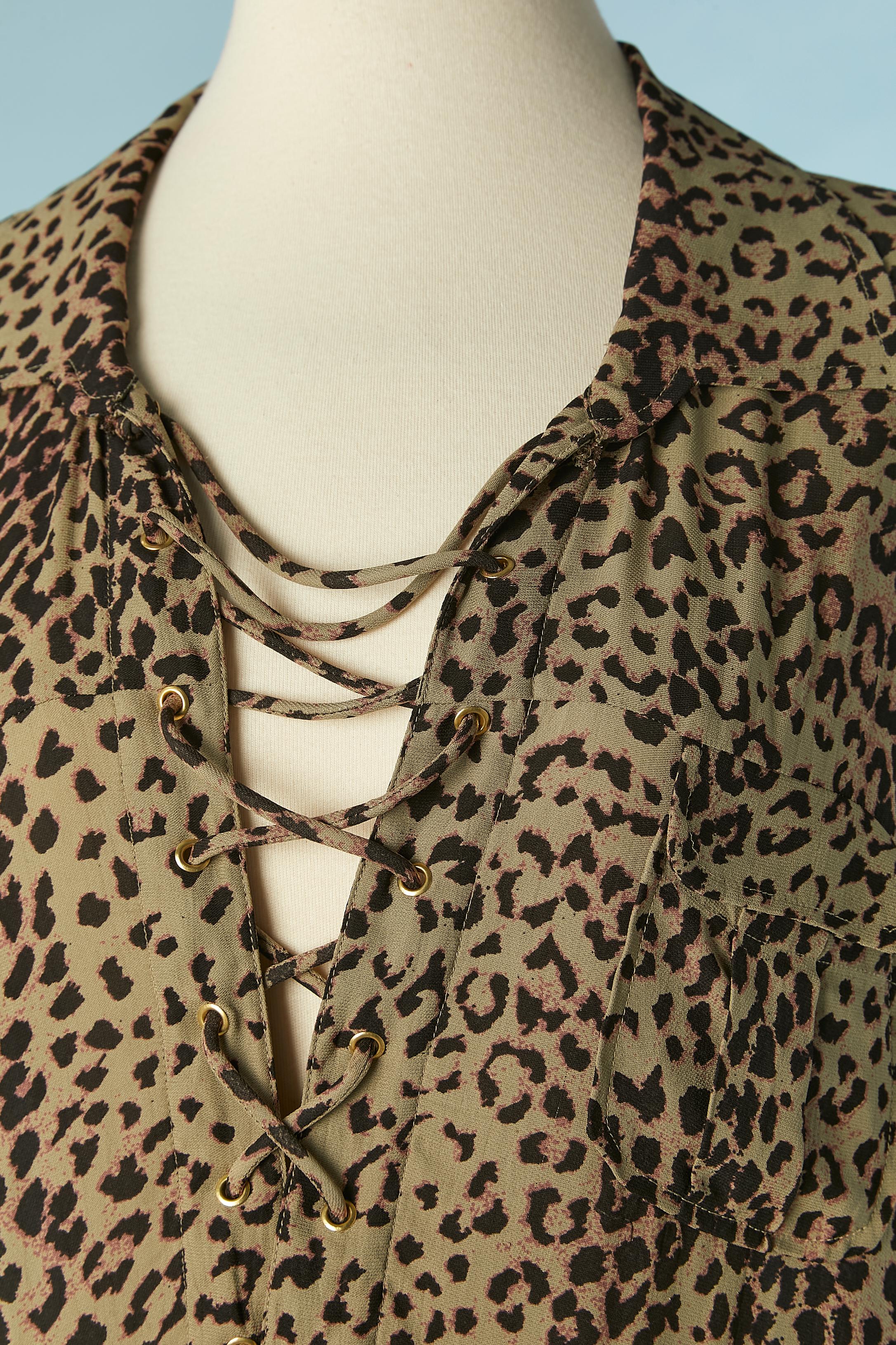 Vestido de día con cordones en la parte superior delantera y en los puños  y estampado de leopardo. Composición del tejido: 100% rayón. 
4 bolsillos en la parte delantera. 
TALLA 3 en etiqueta / L 