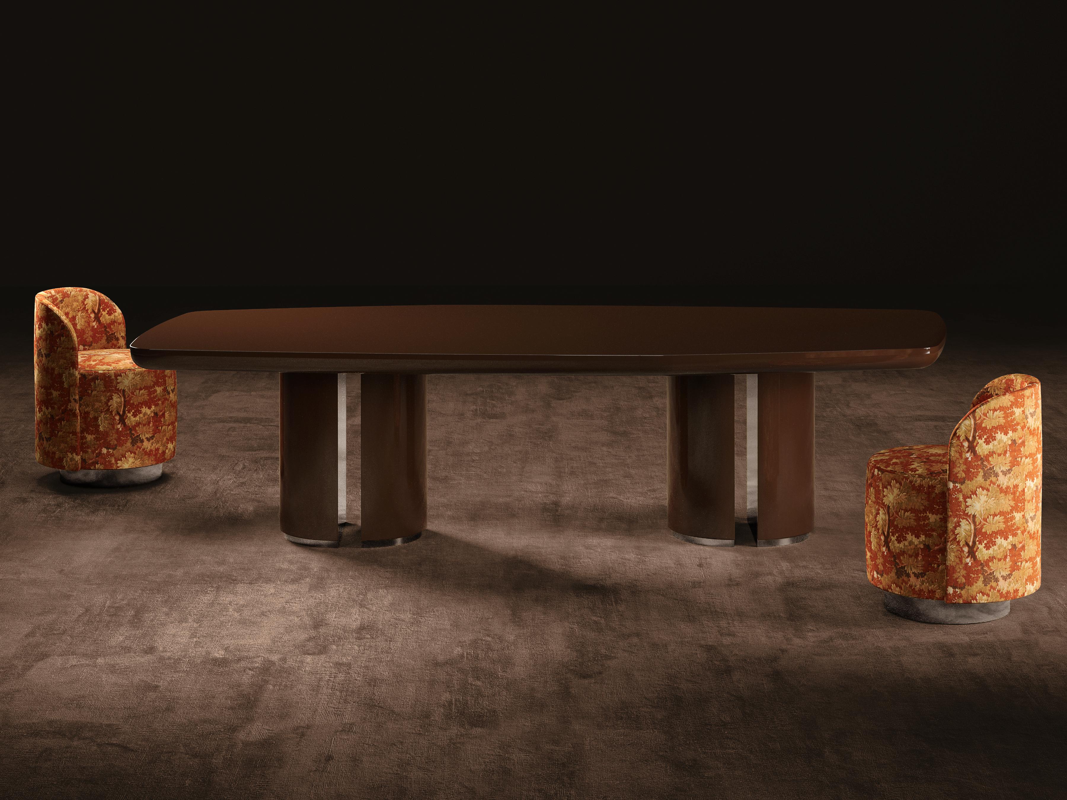 A day in the life dining table is made of a lacquered lightened wood top, connected to the legs by two metal plates. The legs, each made up of two semi-cylindrical legs, are made of curved wood lacquered on the outside and metal plates on the inside