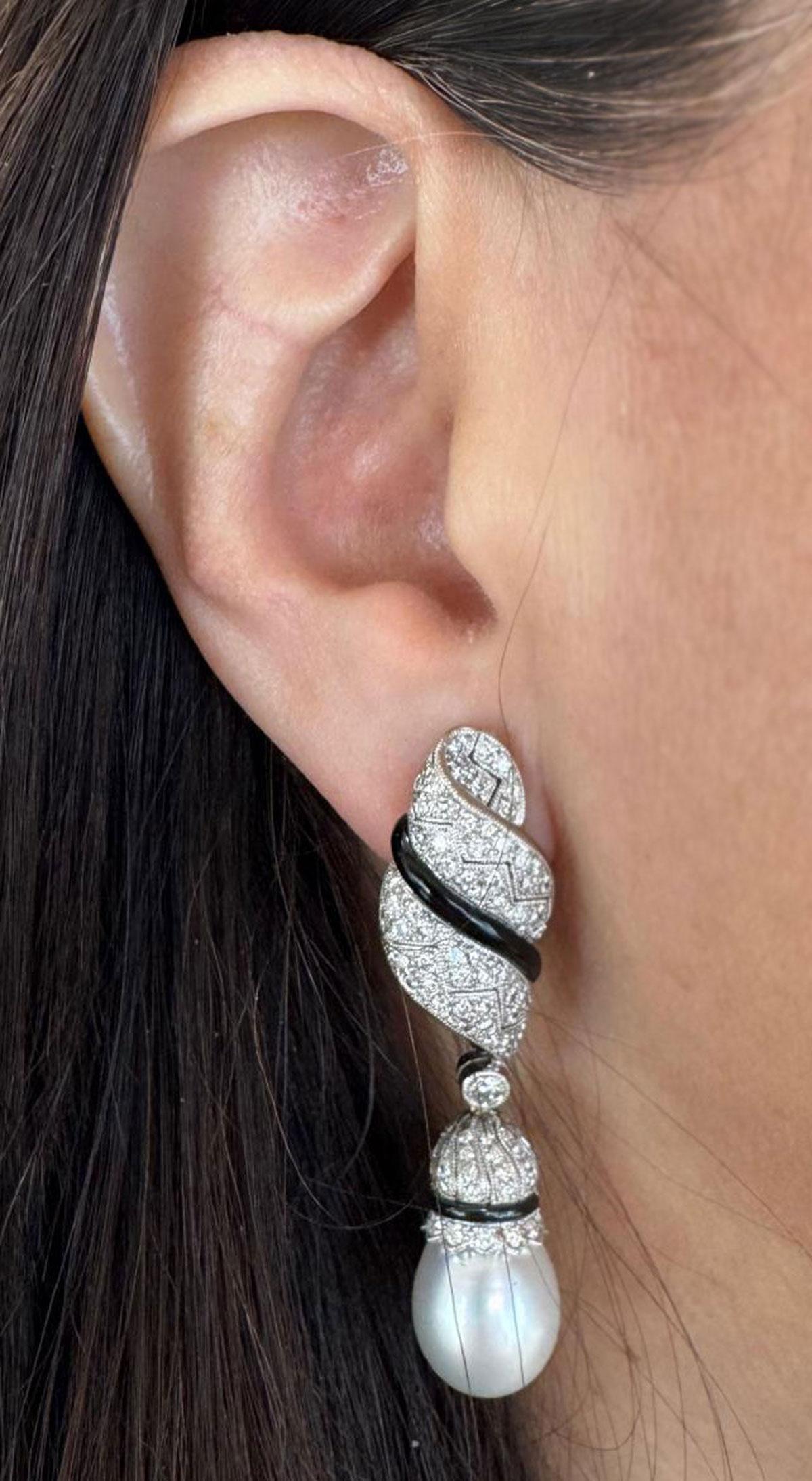 Moderno Orecchini pendenti con perle dei mari del sud e diamanti Day & Night in vendita