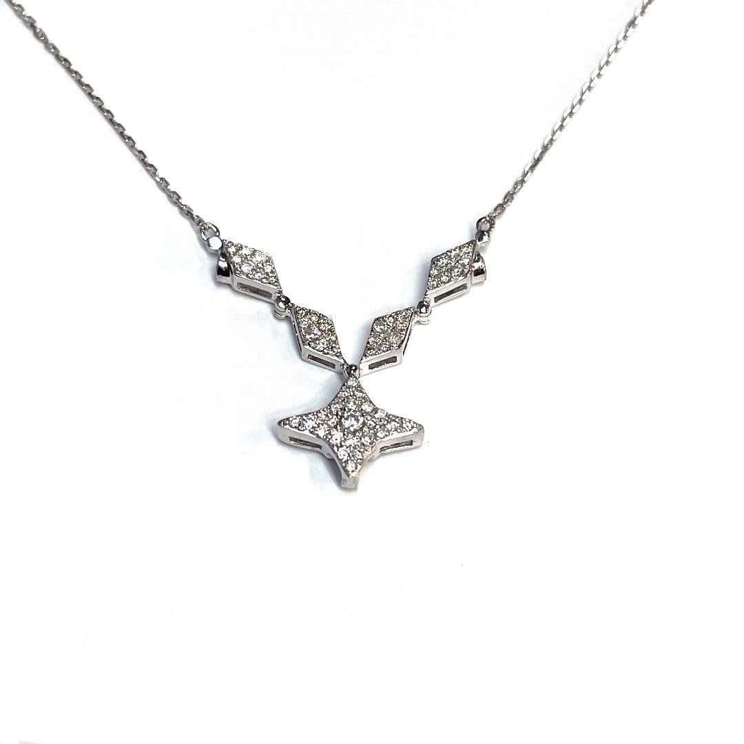 Eleva tu colección con este impresionante collar de oro blanco de 18 quilates.

Pesa 4,36 g y tiene un peso total de 0,40 quilates de diamante natural con cadena ajustable de 16