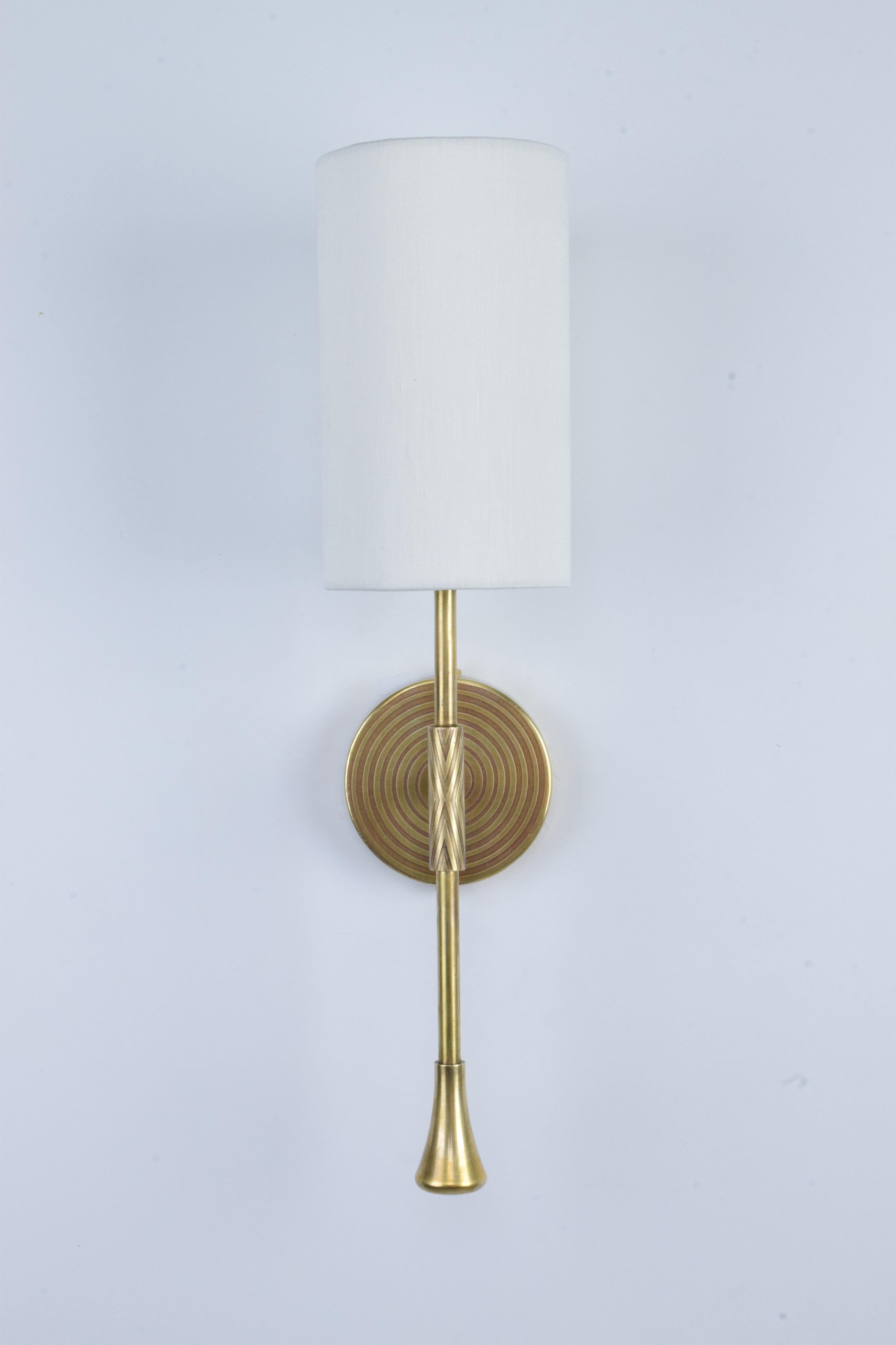 Contemporary DAYA-WM Engraved Brass Wall Light, Flow 2 Collection