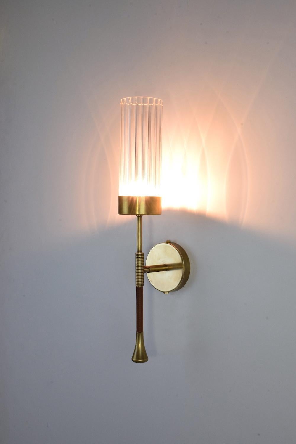 Contemporary DAYA-W1M Brass Modern Engraved Wall Light, Flow 2 Collection For Sale