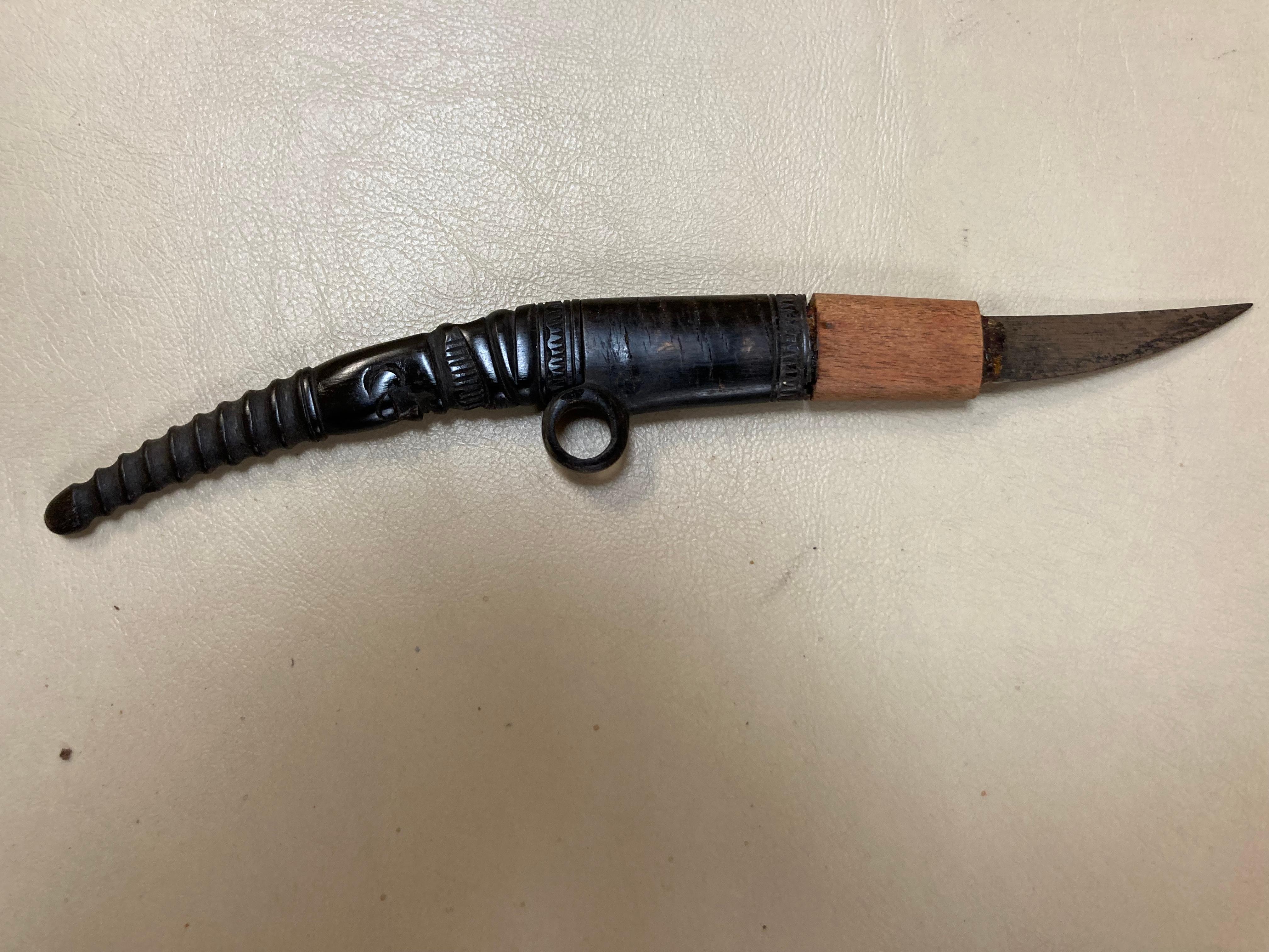 Couteau utilitaire en corne sculptée pour hommes Dayak en vente 3