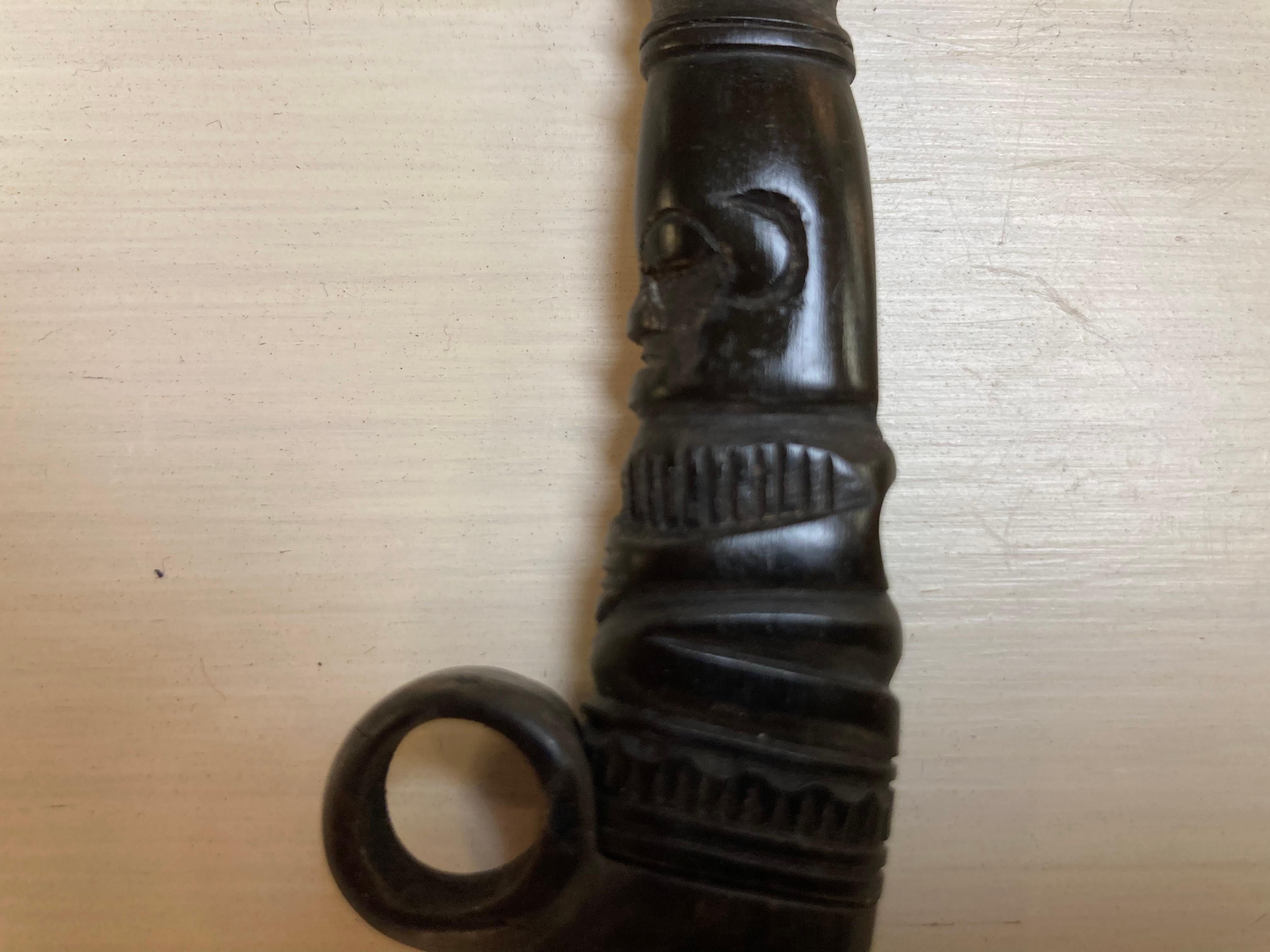 Tribal Couteau utilitaire en corne sculptée pour hommes Dayak en vente