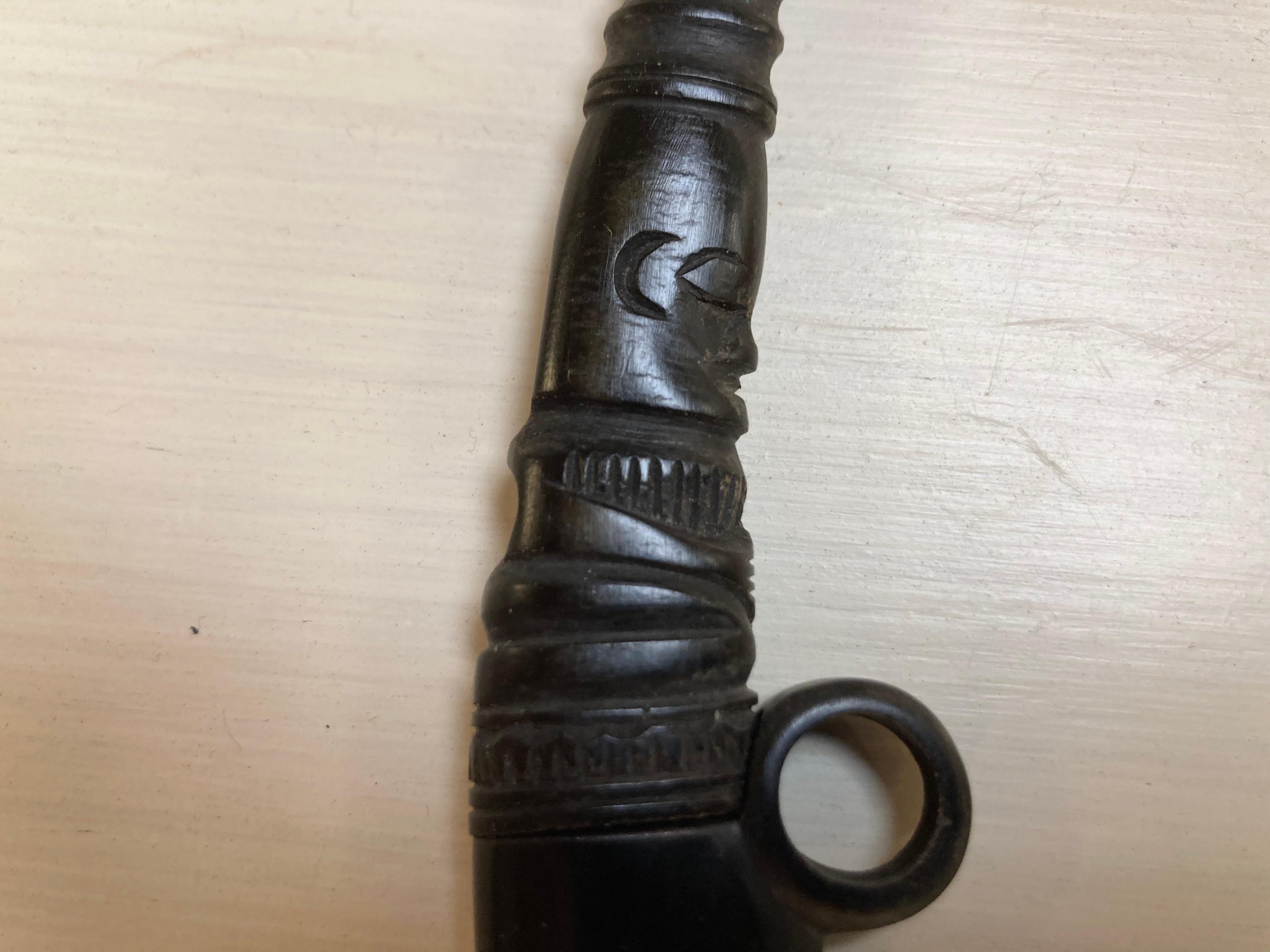 Sculpté à la main Couteau utilitaire en corne sculptée pour hommes Dayak en vente