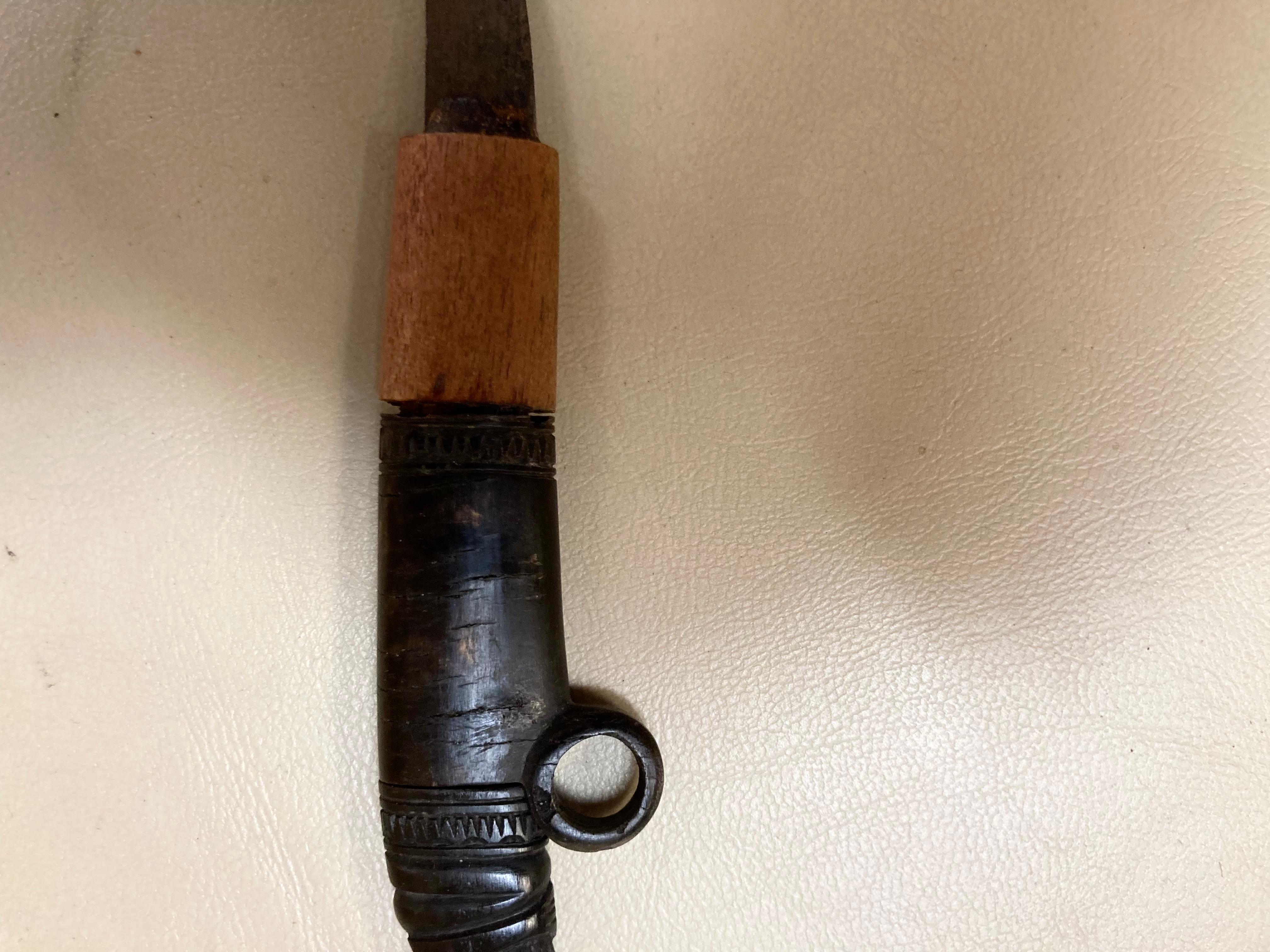 Couteau utilitaire en corne sculptée pour hommes Dayak État moyen - En vente à Bridgeport, CT