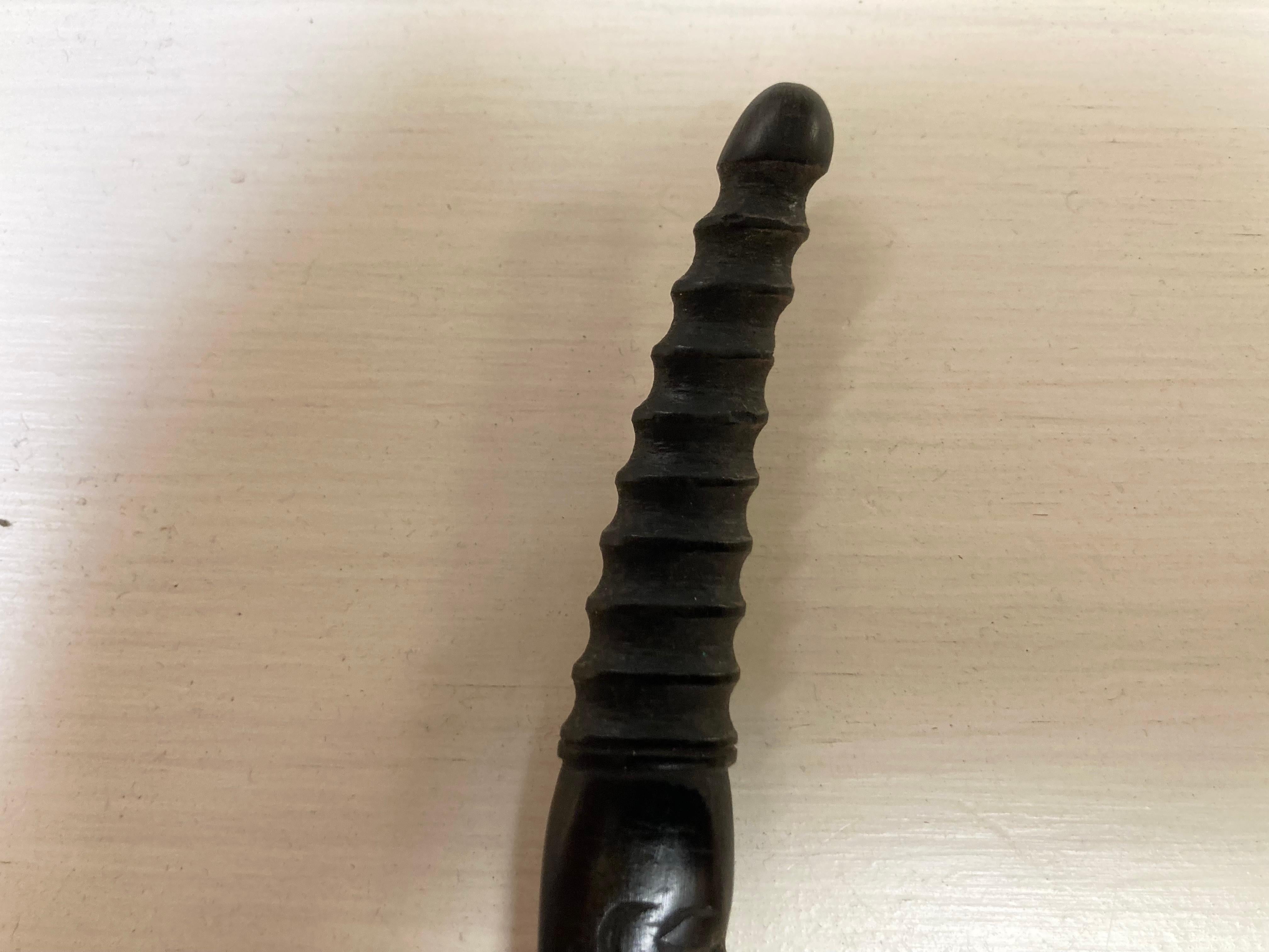 20ième siècle Couteau utilitaire en corne sculptée pour hommes Dayak en vente
