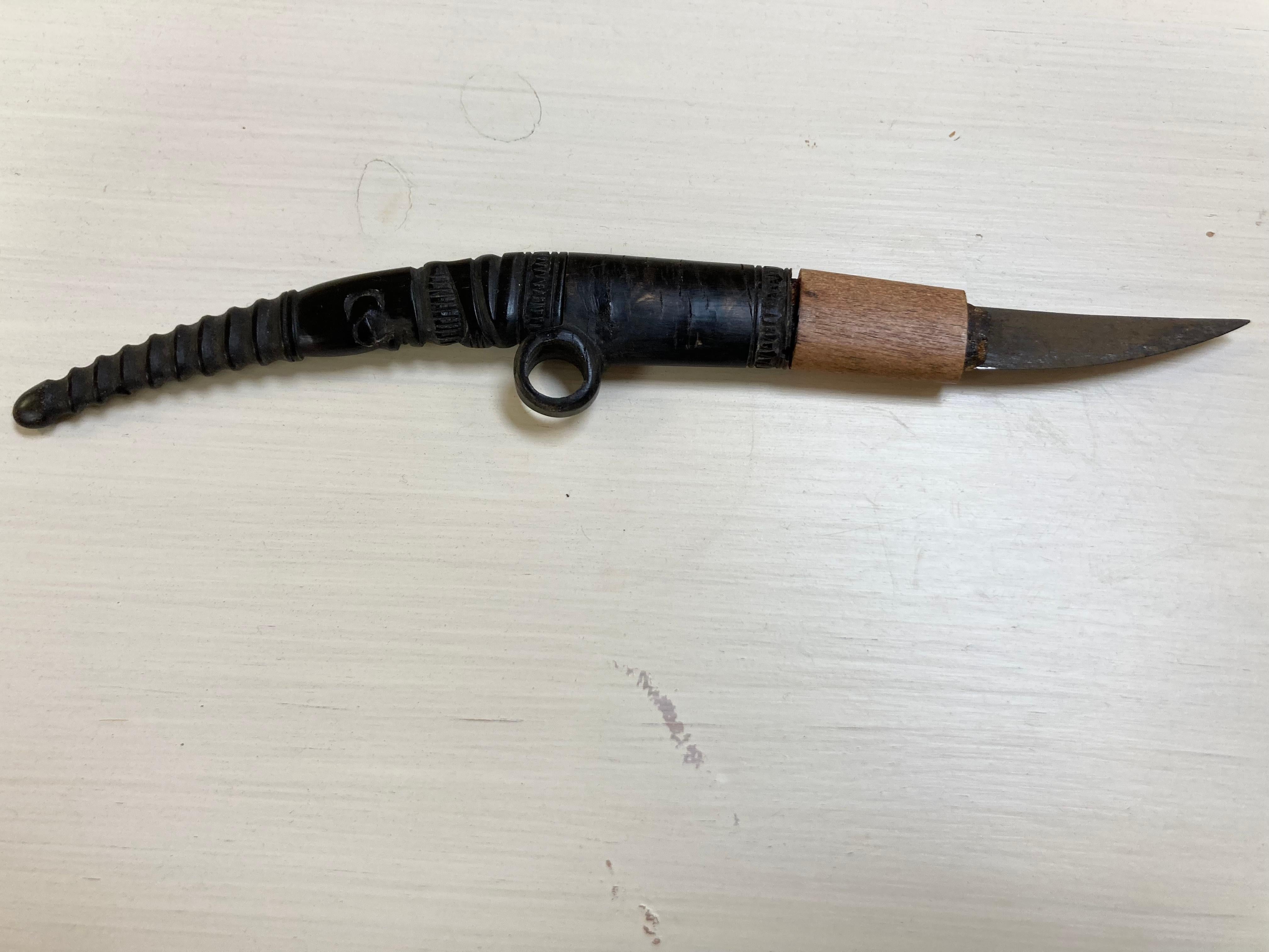 Acier Couteau utilitaire en corne sculptée pour hommes Dayak en vente