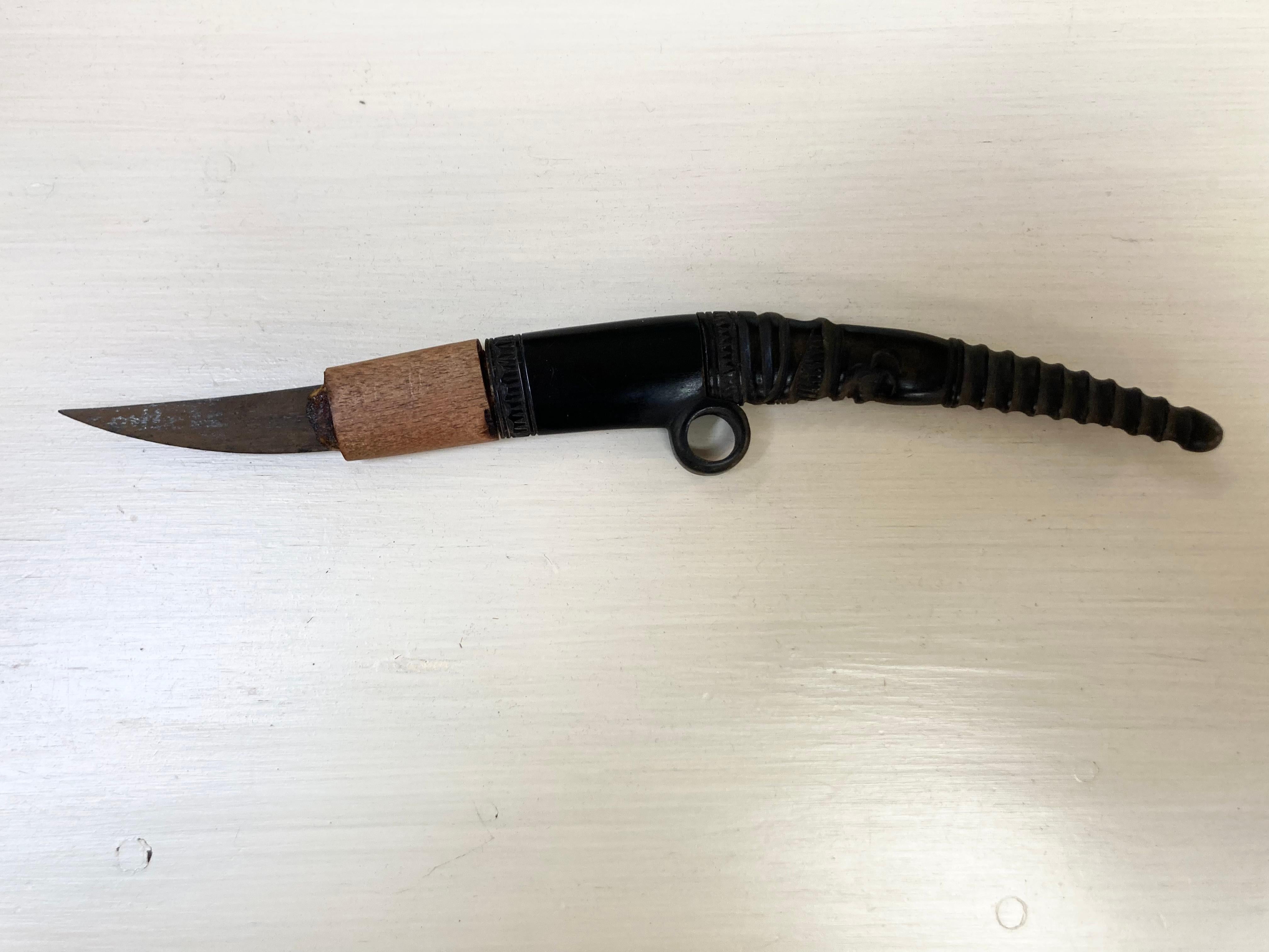 Couteau utilitaire en corne sculptée pour hommes Dayak en vente 2