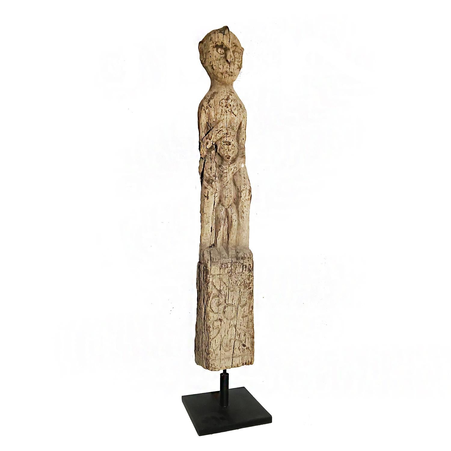 Sculpture en bois de fer « Mère et enfant » de Dayak, début du 20e siècle en vente 2