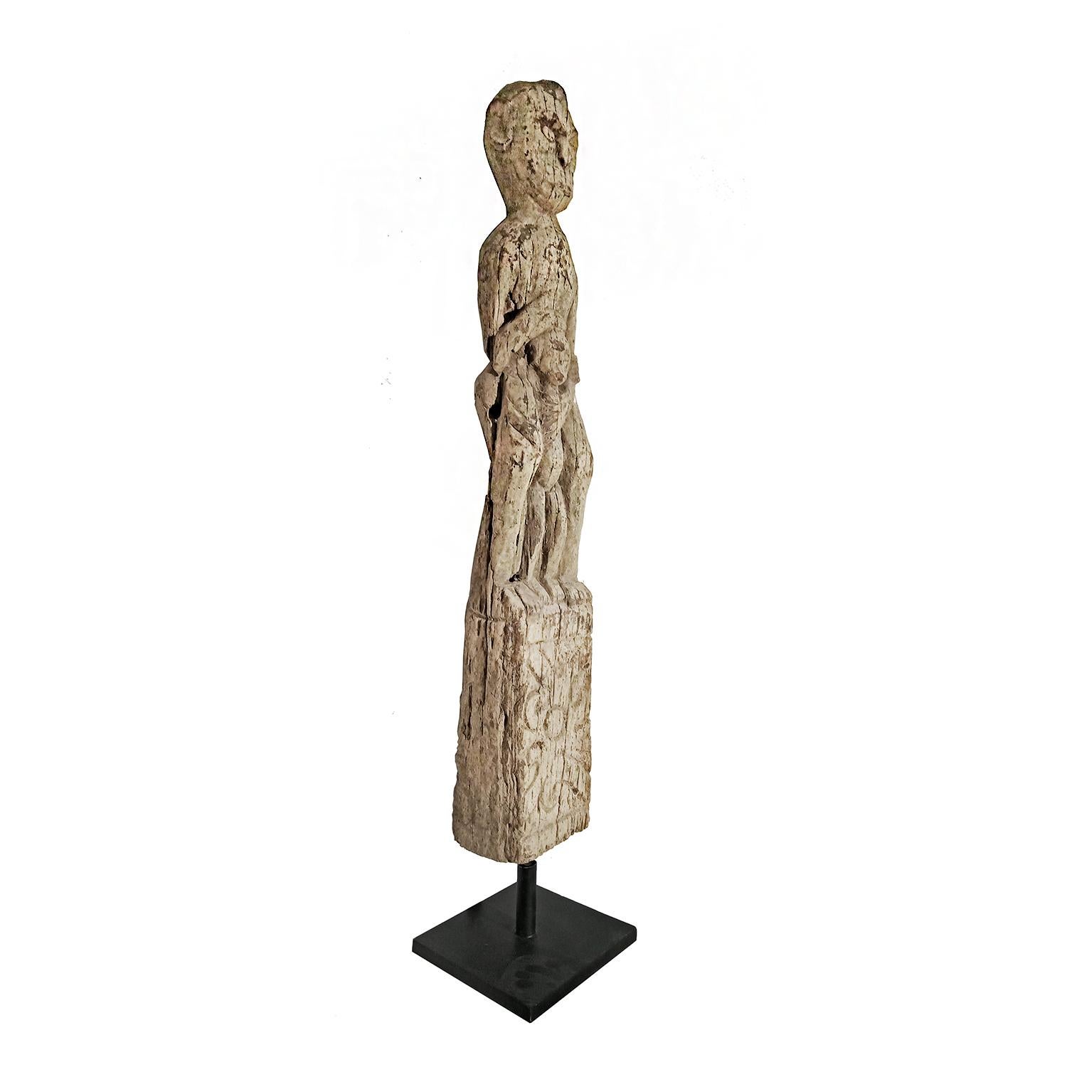 Sculpture en bois de fer « Mère et enfant » de Dayak, début du 20e siècle en vente 3