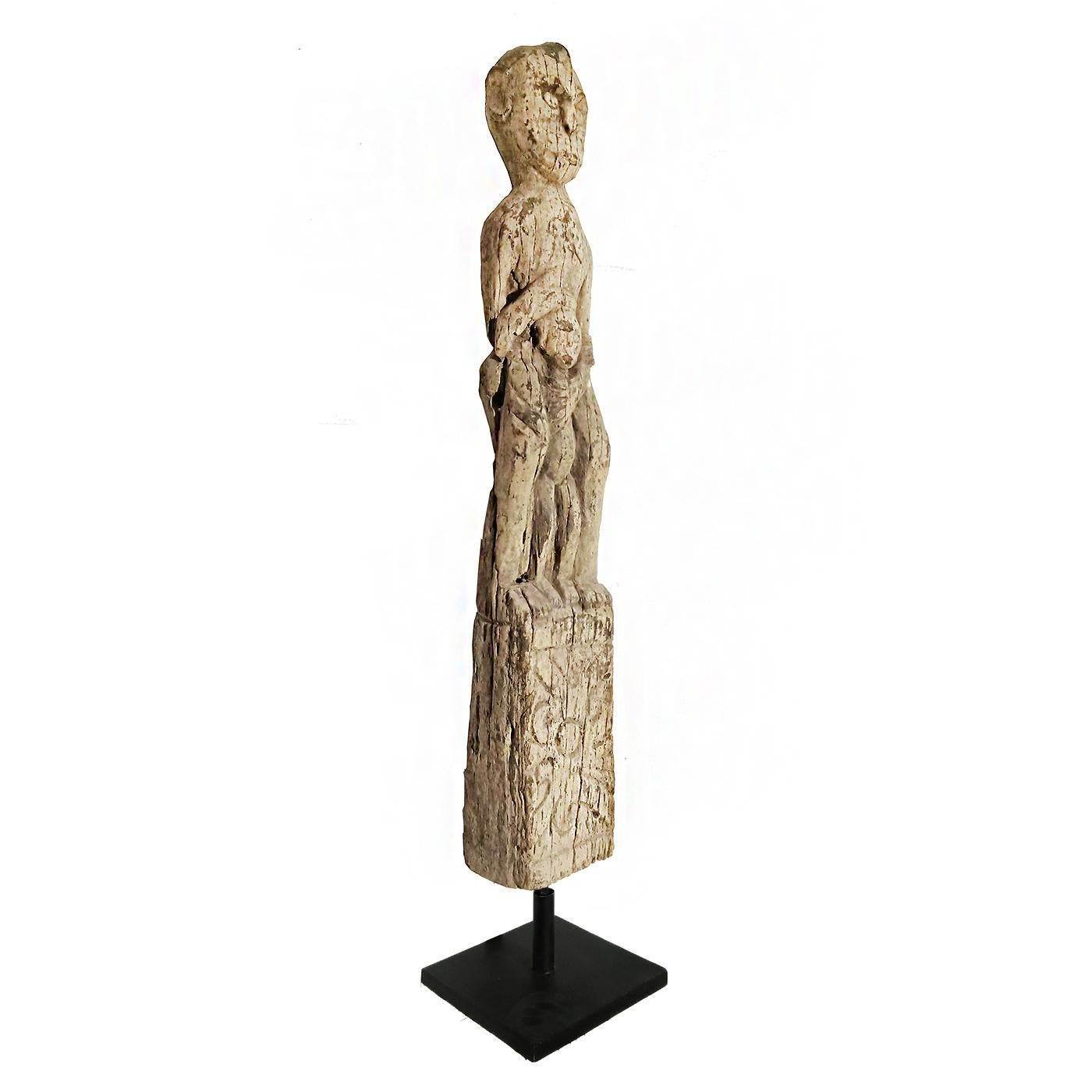 Sculpture en bois de fer « Mère et enfant » de Dayak, début du 20e siècle en vente 5