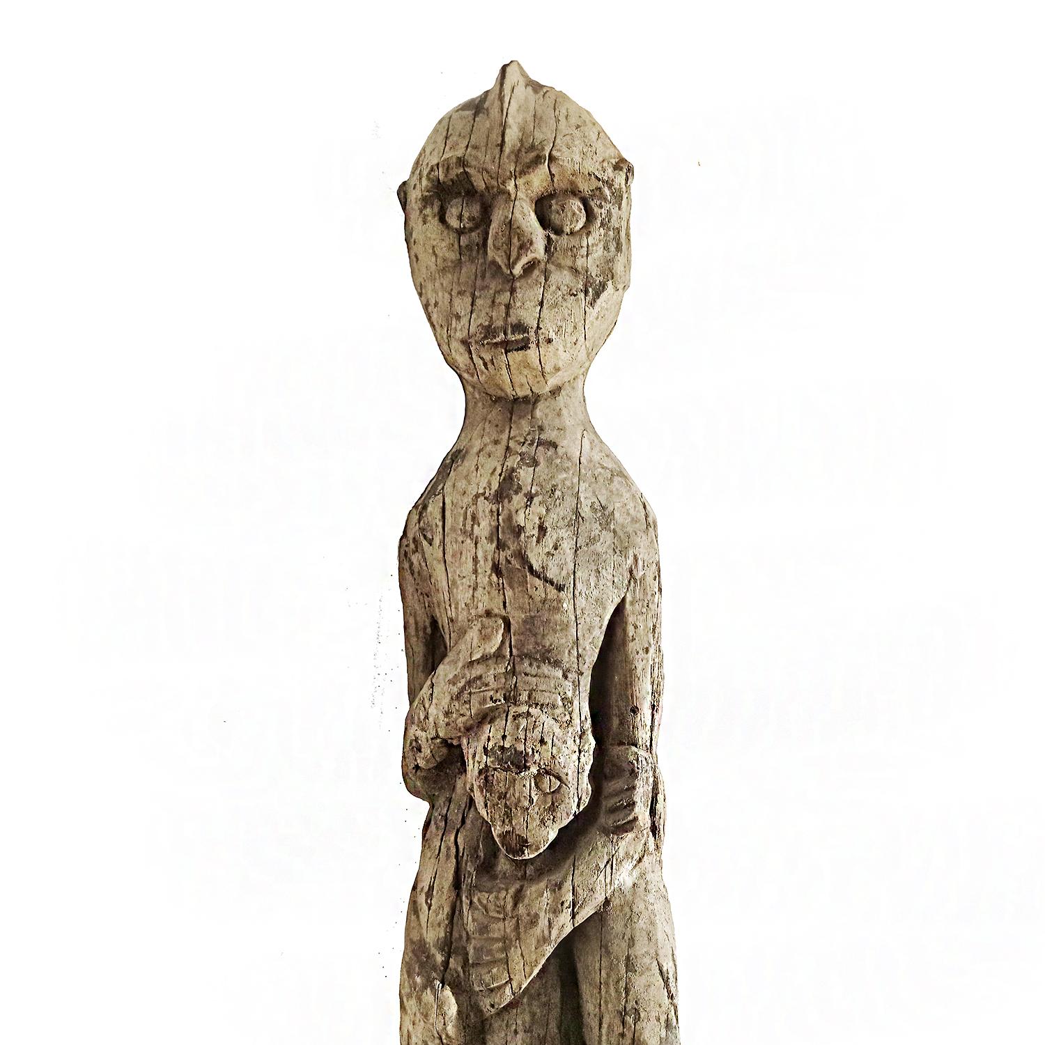 Tribal Sculpture en bois de fer « Mère et enfant » de Dayak, début du 20e siècle en vente