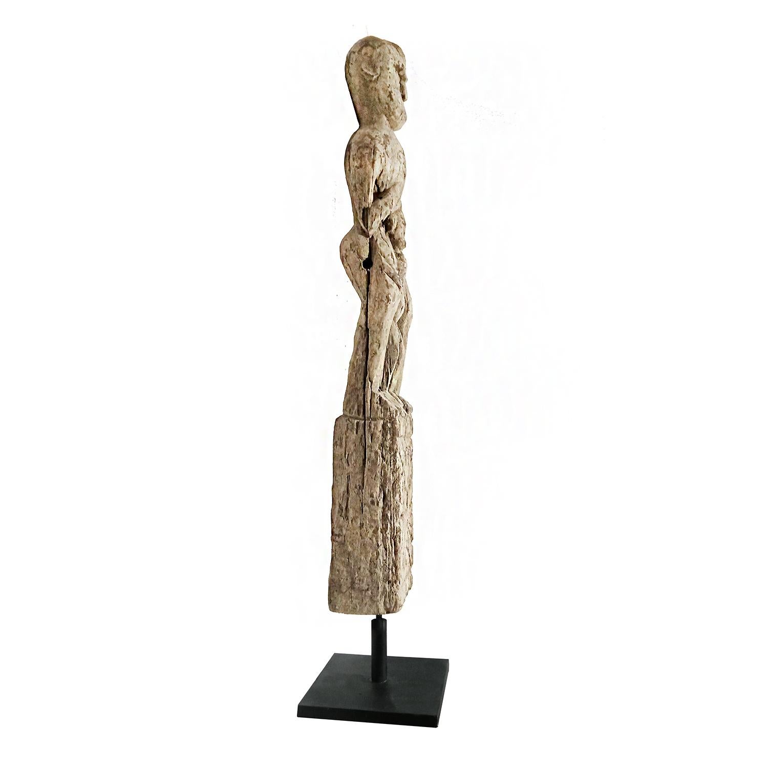 Sculpture en bois de fer « Mère et enfant » de Dayak, début du 20e siècle État moyen - En vente à New York, NY