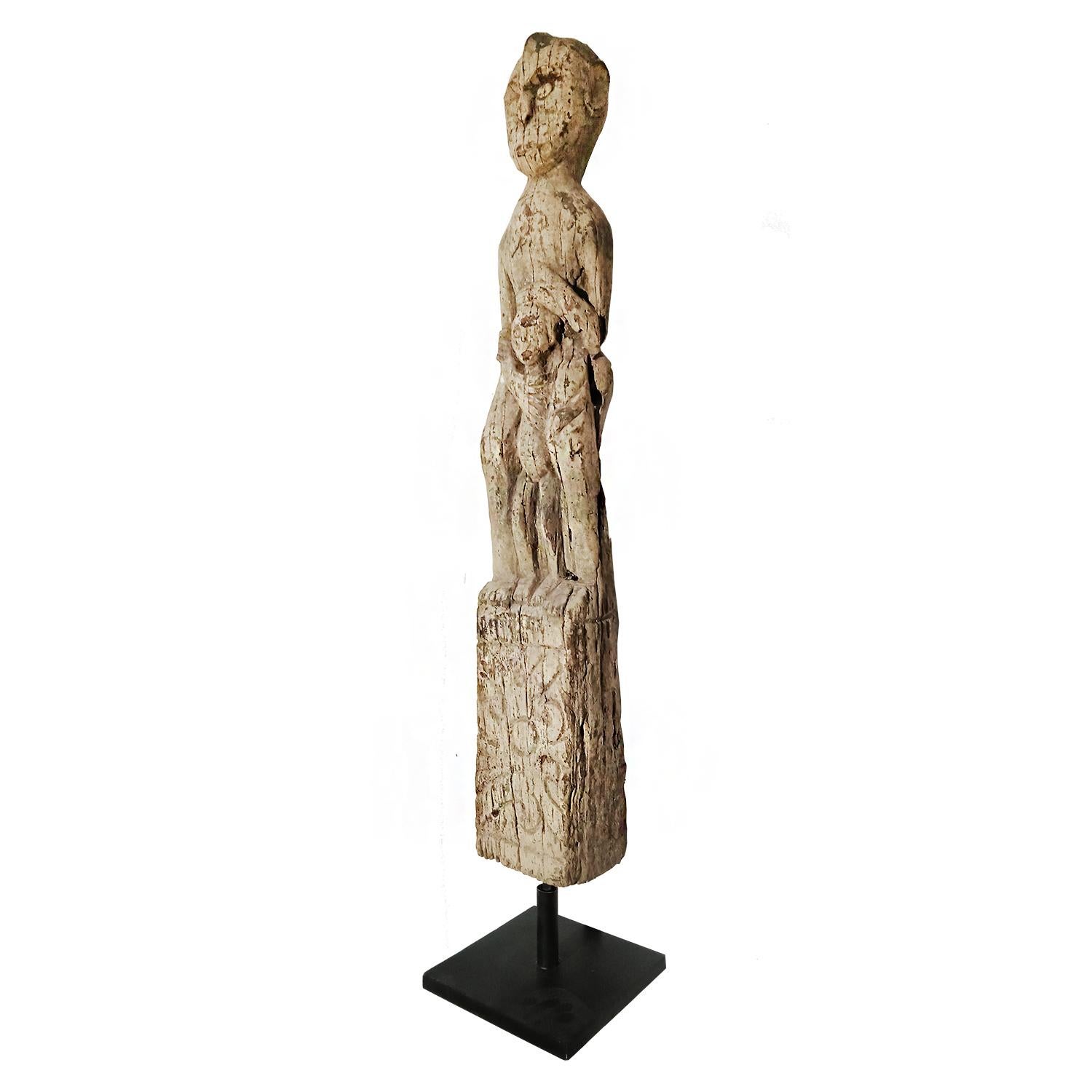 Début du 20ème siècle Sculpture en bois de fer « Mère et enfant » de Dayak, début du 20e siècle en vente
