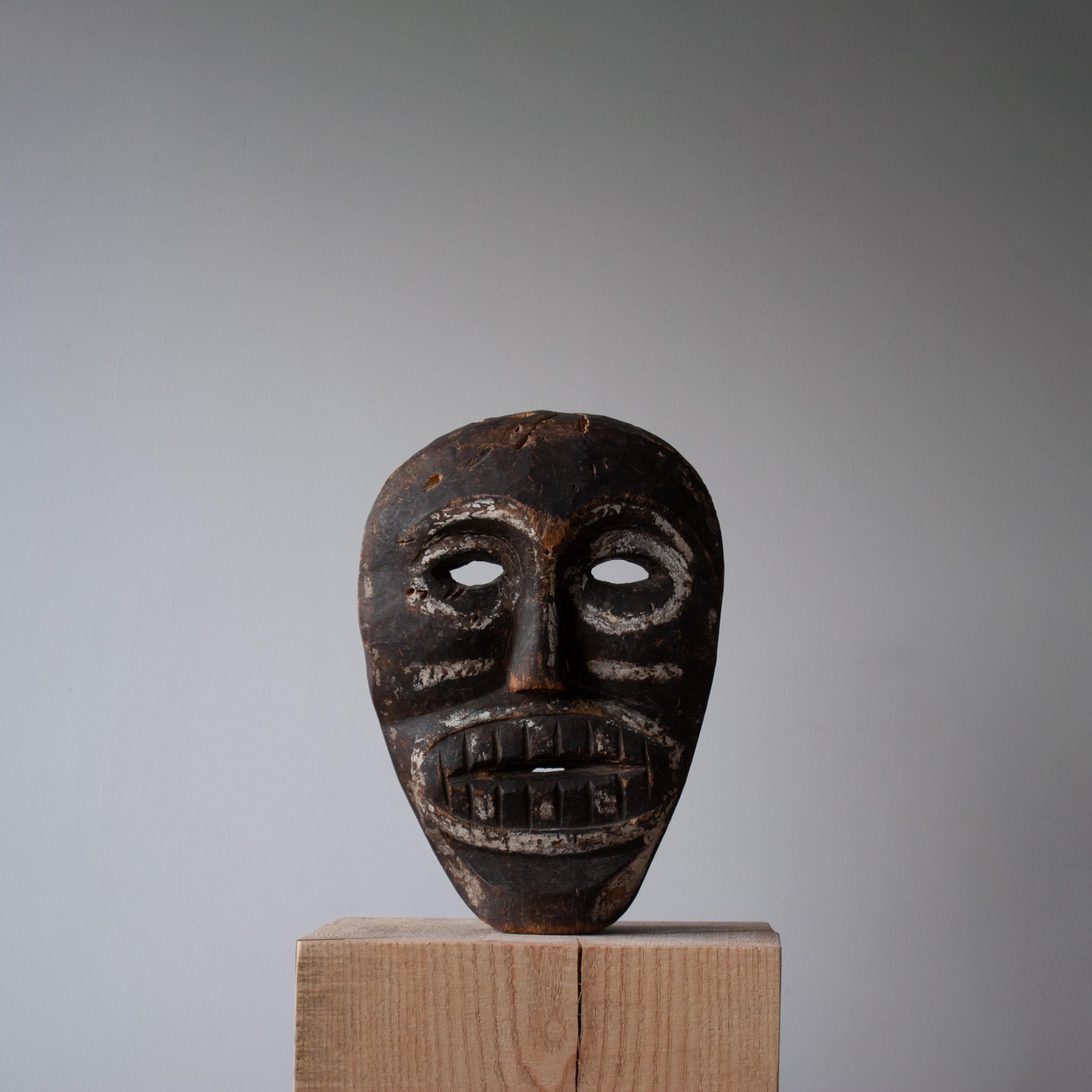 Eine seltene rituelle Maske eines Iban-Dayak-Schamanen, Anfang bis Mitte des 20. Jahrhunderts, Kalimantan/Borneo, Indonesien. Handgeschnitzt aus lokalem Jelutong-Holz mit vorhandenem Zierkalk und Holzkohle/Pigmenten.