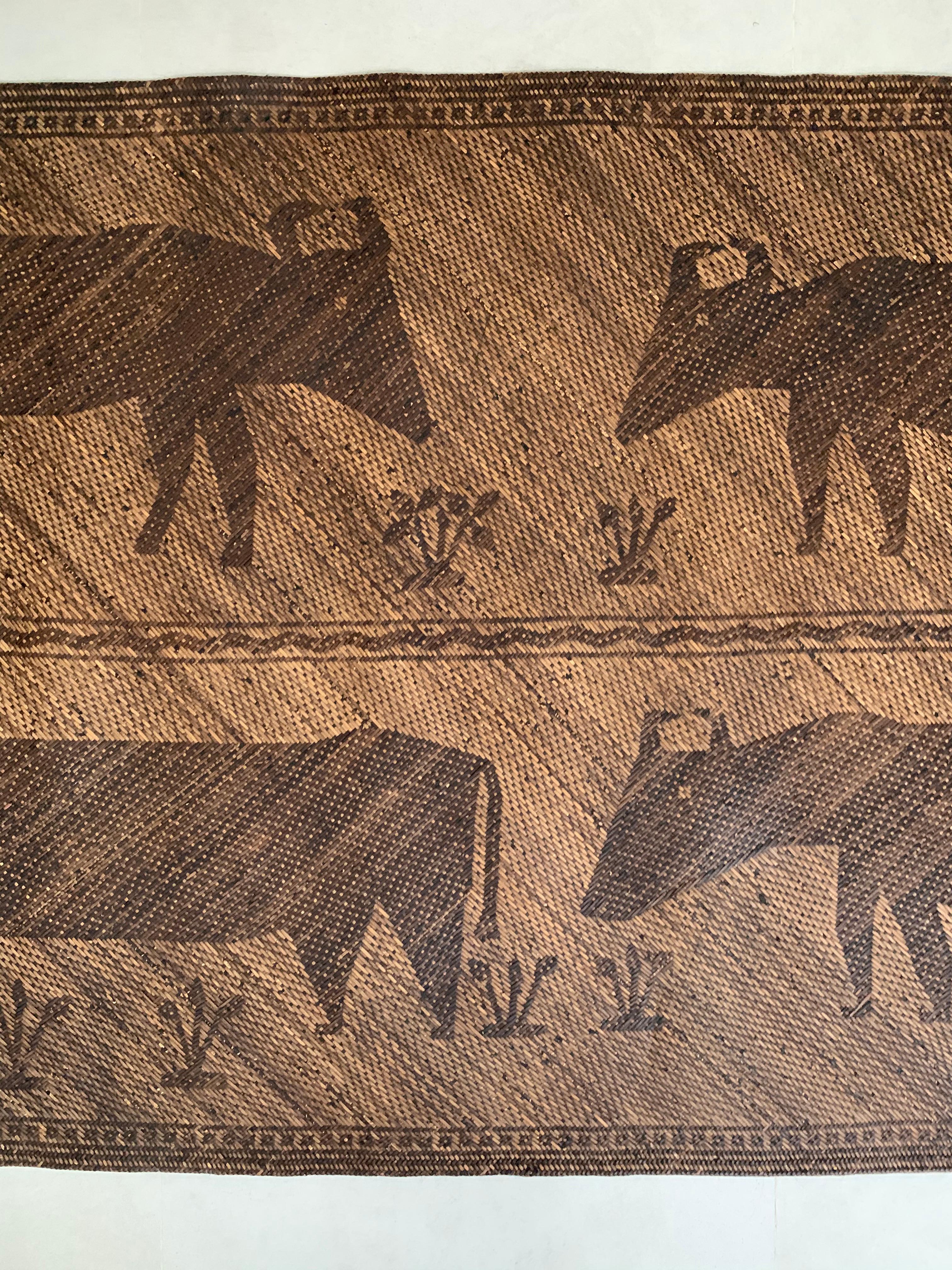 Ce tapis de sol occupait autrefois une longue maison tribale de la tribu Dayak de Bornéo. Il est fabriqué à partir de fibres de rotin tissées, teintes et de couleur naturelle, et présente des motifs tribaux représentant des buffles.

Dimension :