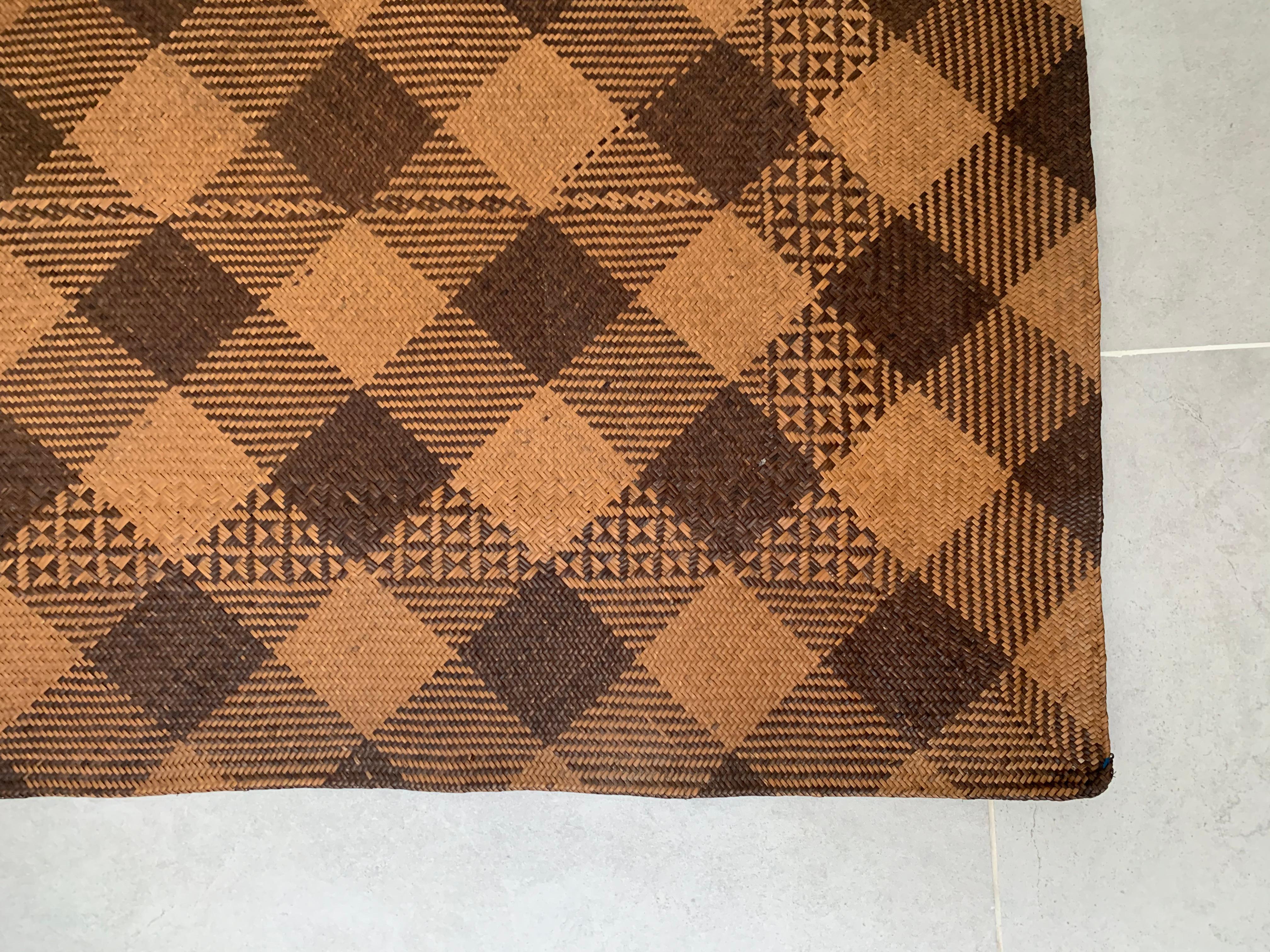 Tribal Mat de tribu Dayak avec motif à carreaux, Kalimantan, Indonésie en vente