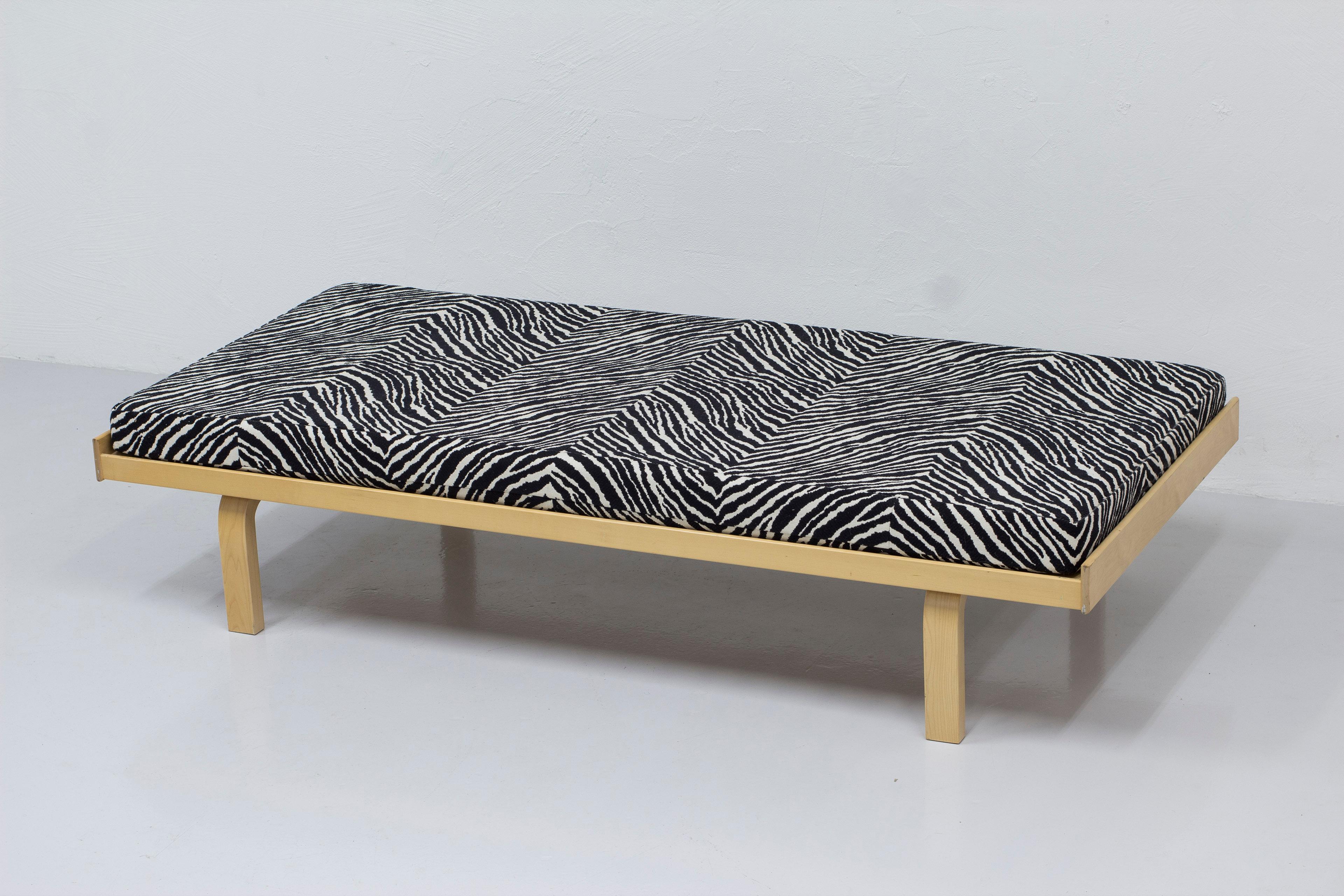 Daybed 710 in birch and zebra fabric by Alvar Aalto, Artek, 1935 5