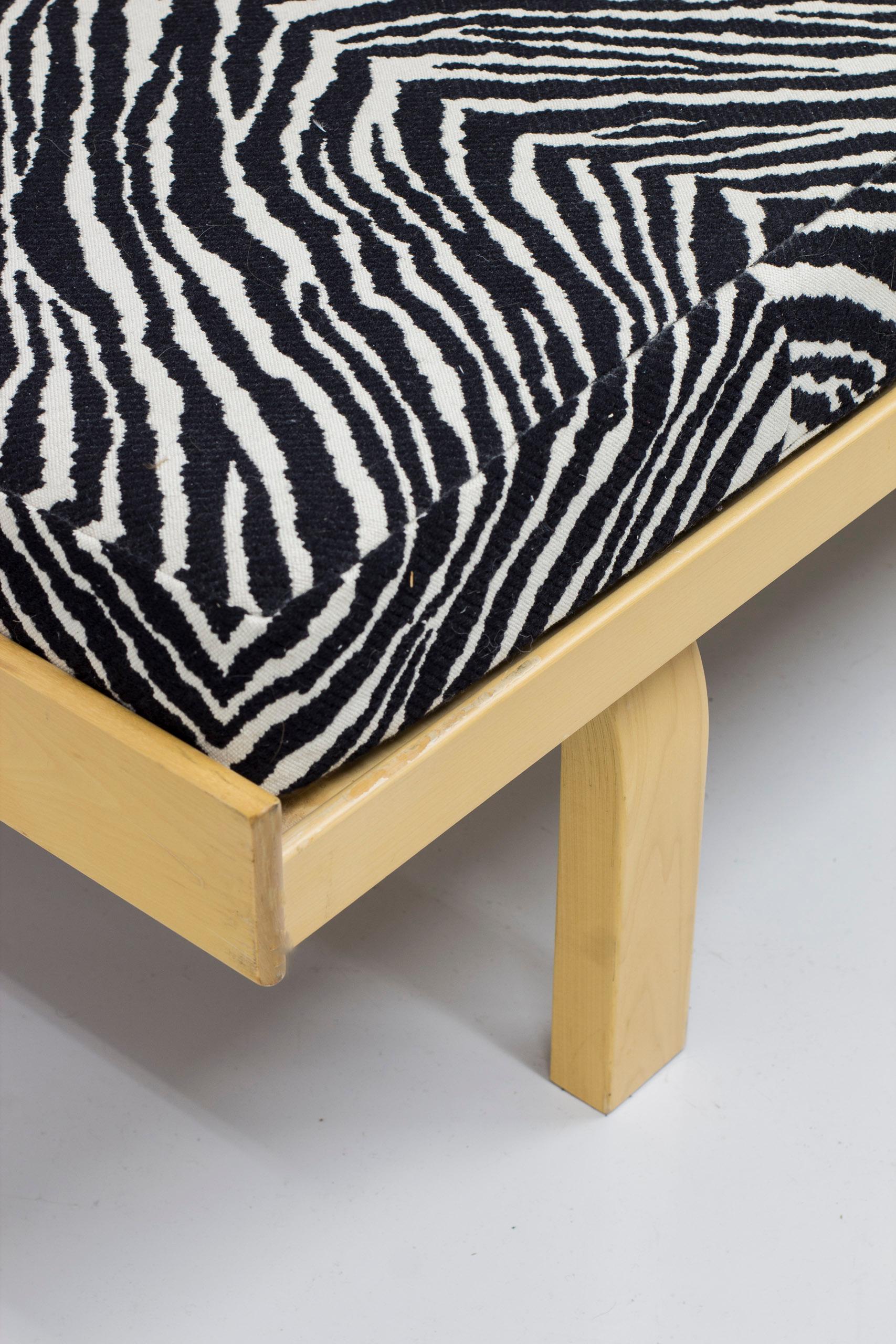 Daybed 710 in birch and zebra fabric by Alvar Aalto, Artek, 1935 In Good Condition In Hägersten, SE
