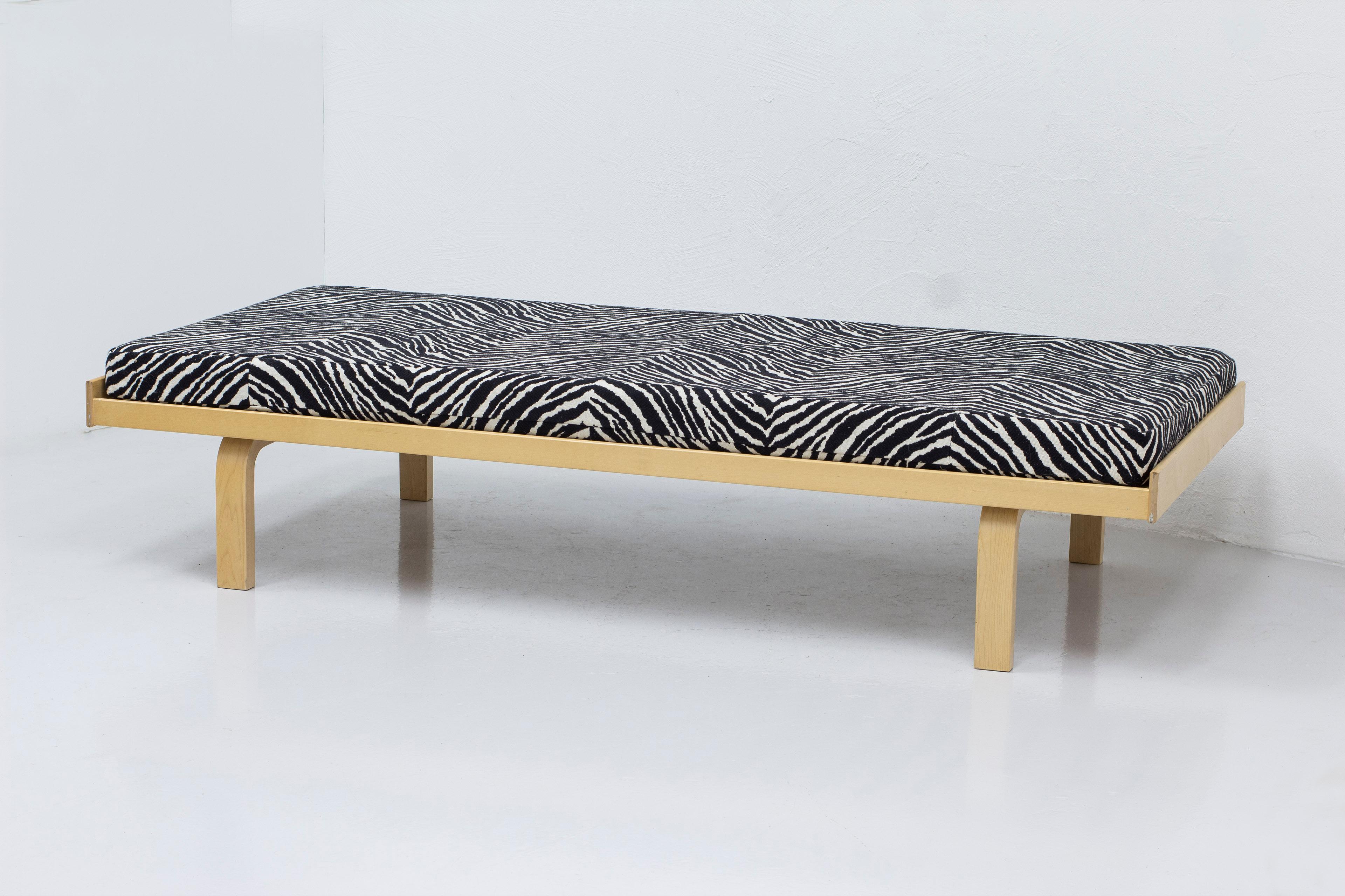 Daybed 710 in birch and zebra fabric by Alvar Aalto, Artek, 1935 1