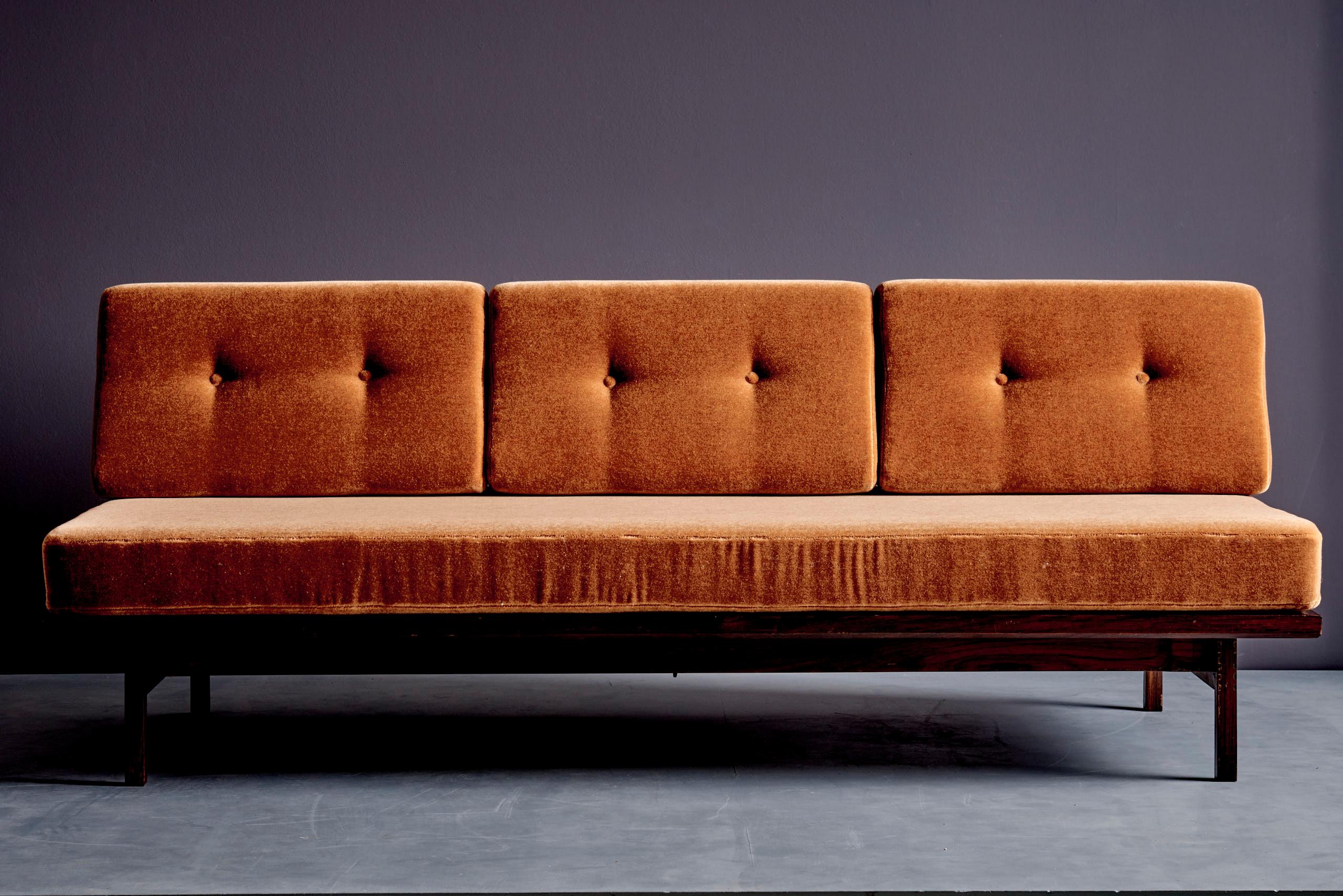 Sofá cama modelo 882 dise�ñado por Gianfranco Frattini para Cassina. Esta elegante pieza presenta una estructura de madera maciza con refinadas juntas de cola de milano y una nueva tapicería de mohair marrón de Mark Alexander. Quitando los cojines