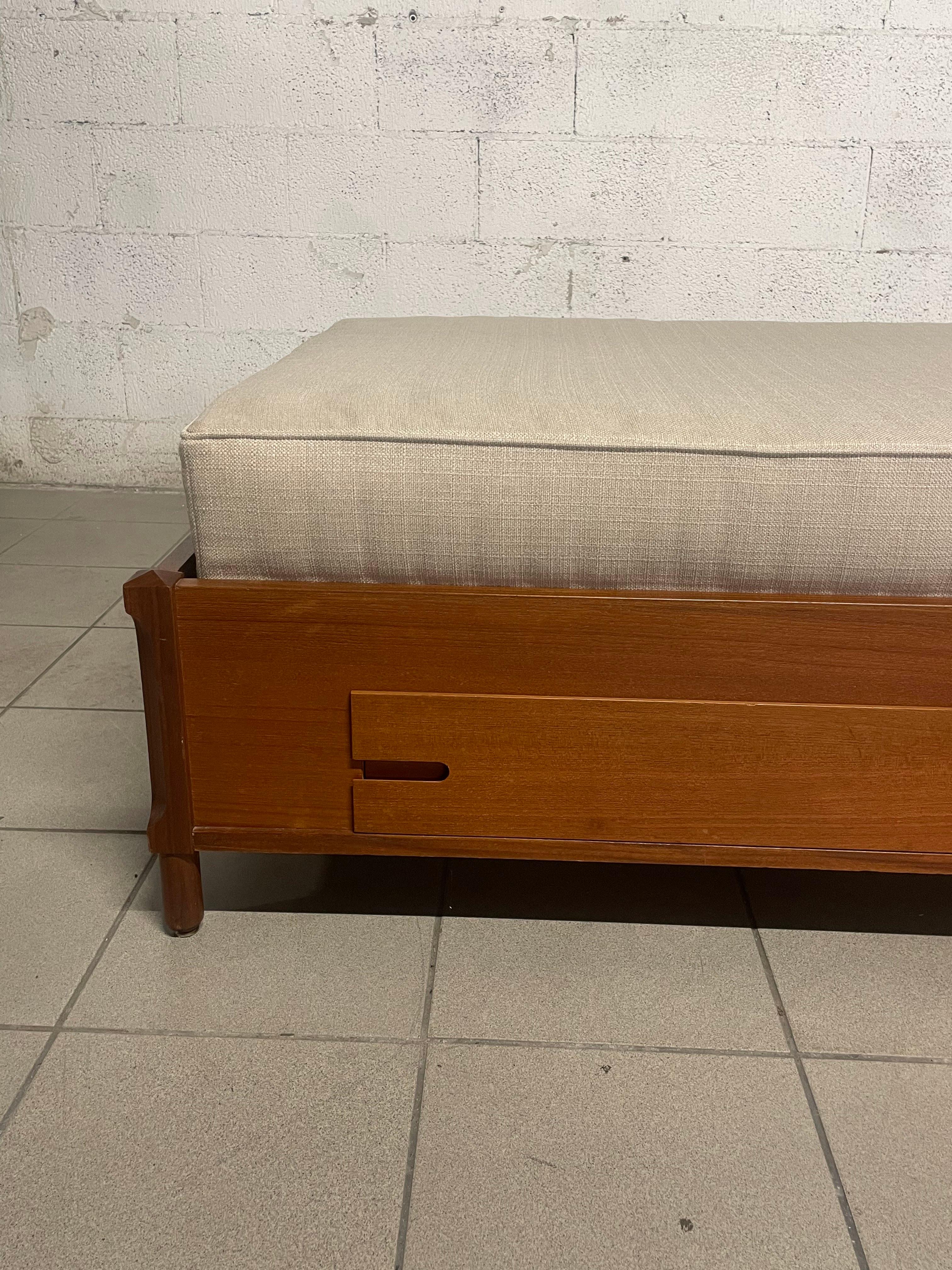 Tagesbett Anni '60 aus Teakholz mit cassetti contenitori (Moderne der Mitte des Jahrhunderts) im Angebot