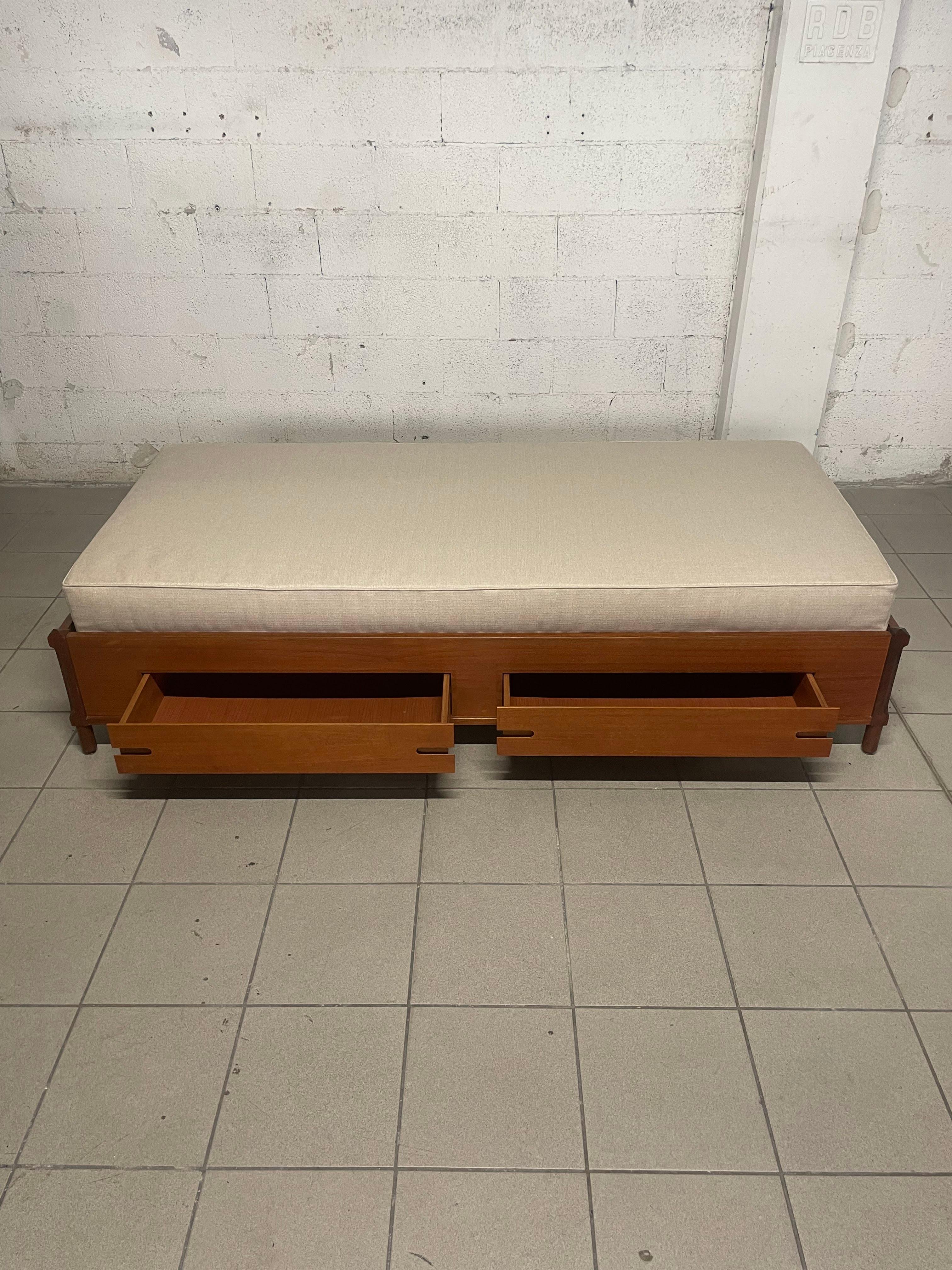 Tagesbett Anni '60 aus Teakholz mit cassetti contenitori (Mid-20th Century) im Angebot