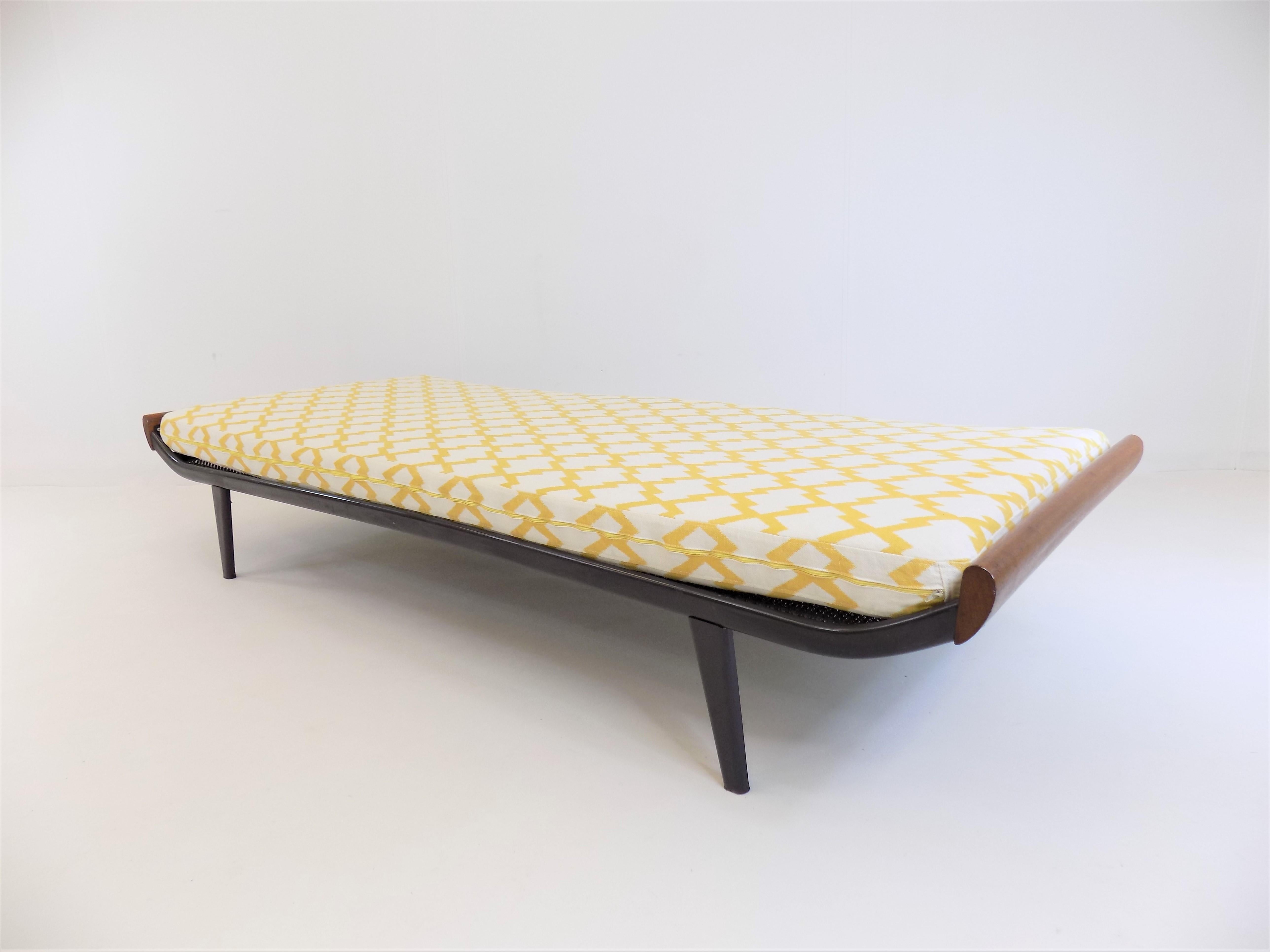 A Cleopatra daybed in good condition with a matte gray steel frame and teak panels at the foot and head ends. The steel frame shows slight signs of wear, as do the teak panels. The steel springs of the bed are flawless and show the Auping logo. The